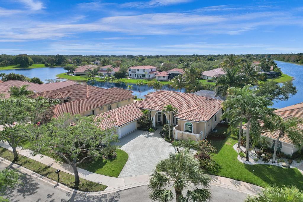 2715 Edgewater Court, Weston, Florida image 1