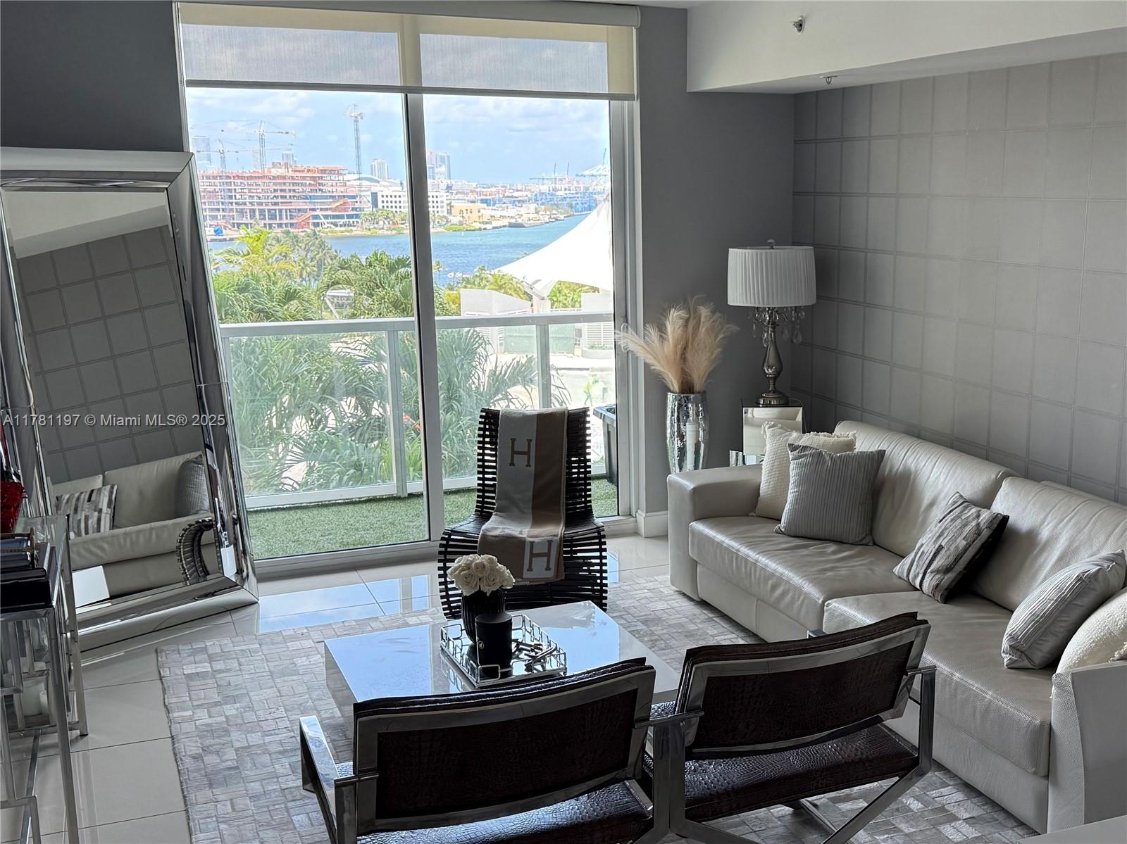 Apartamento à Venda em Miami, FL