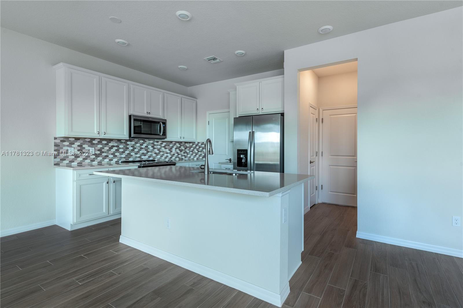 4974 Greenway Dr, Hollywood, Florida image 9
