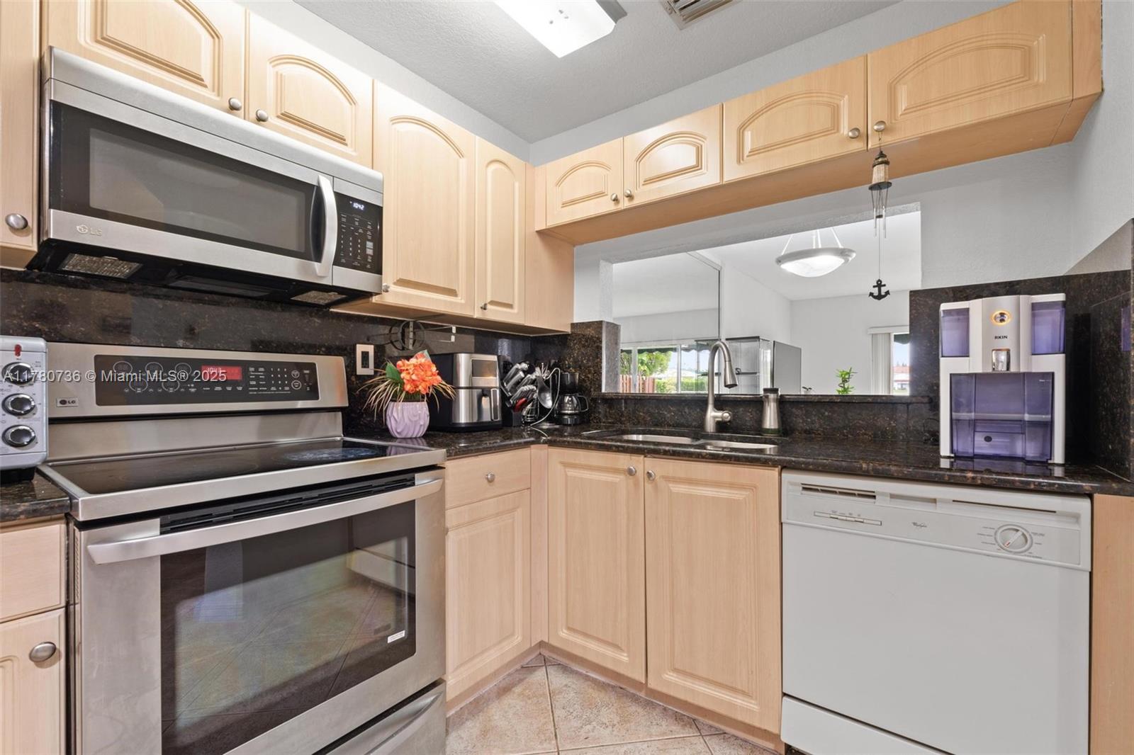 4866 NW 114th Ct, Doral, Florida image 9