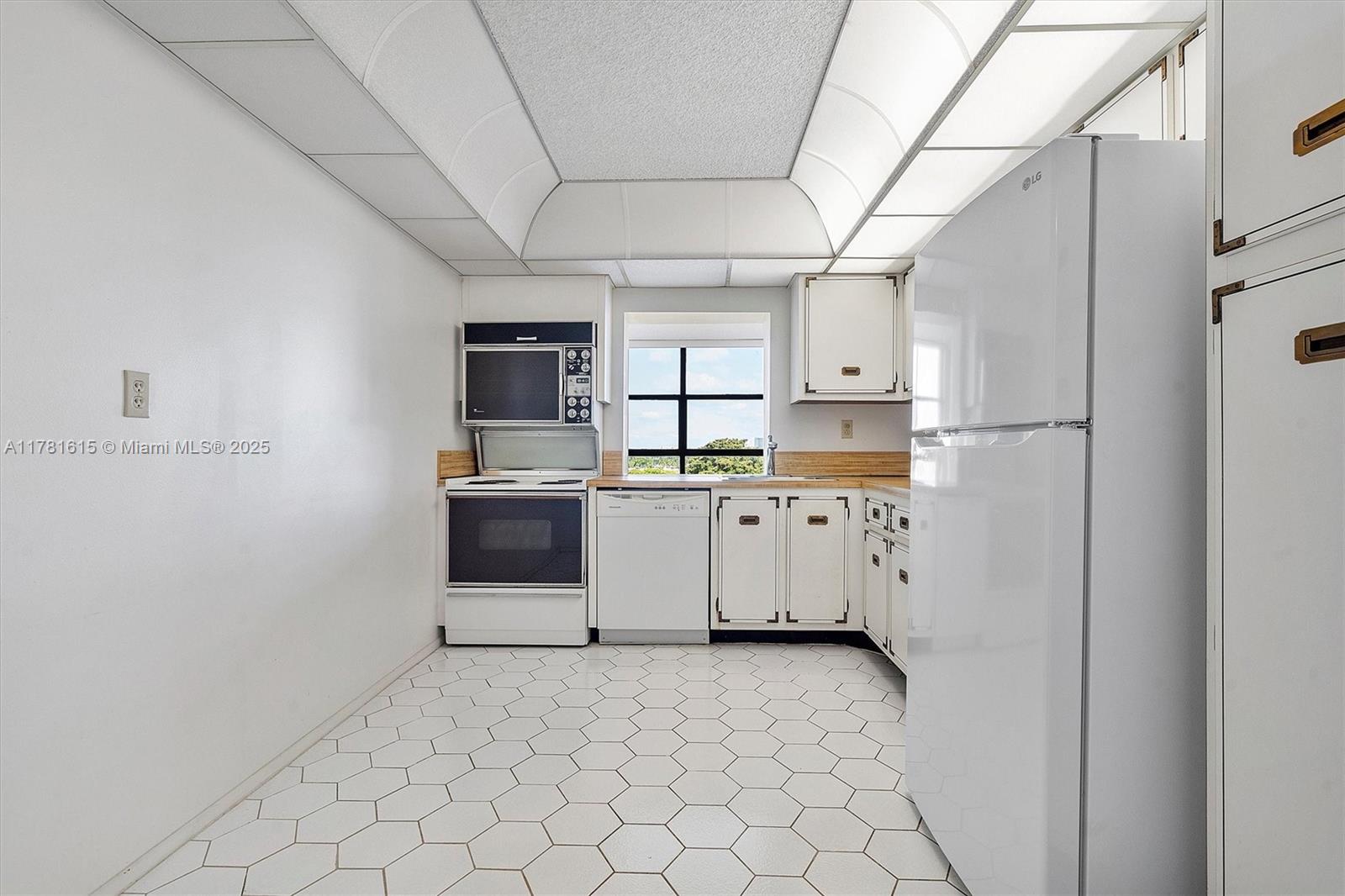 600 Parkview Dr #625, Hallandale Beach, Florida image 22
