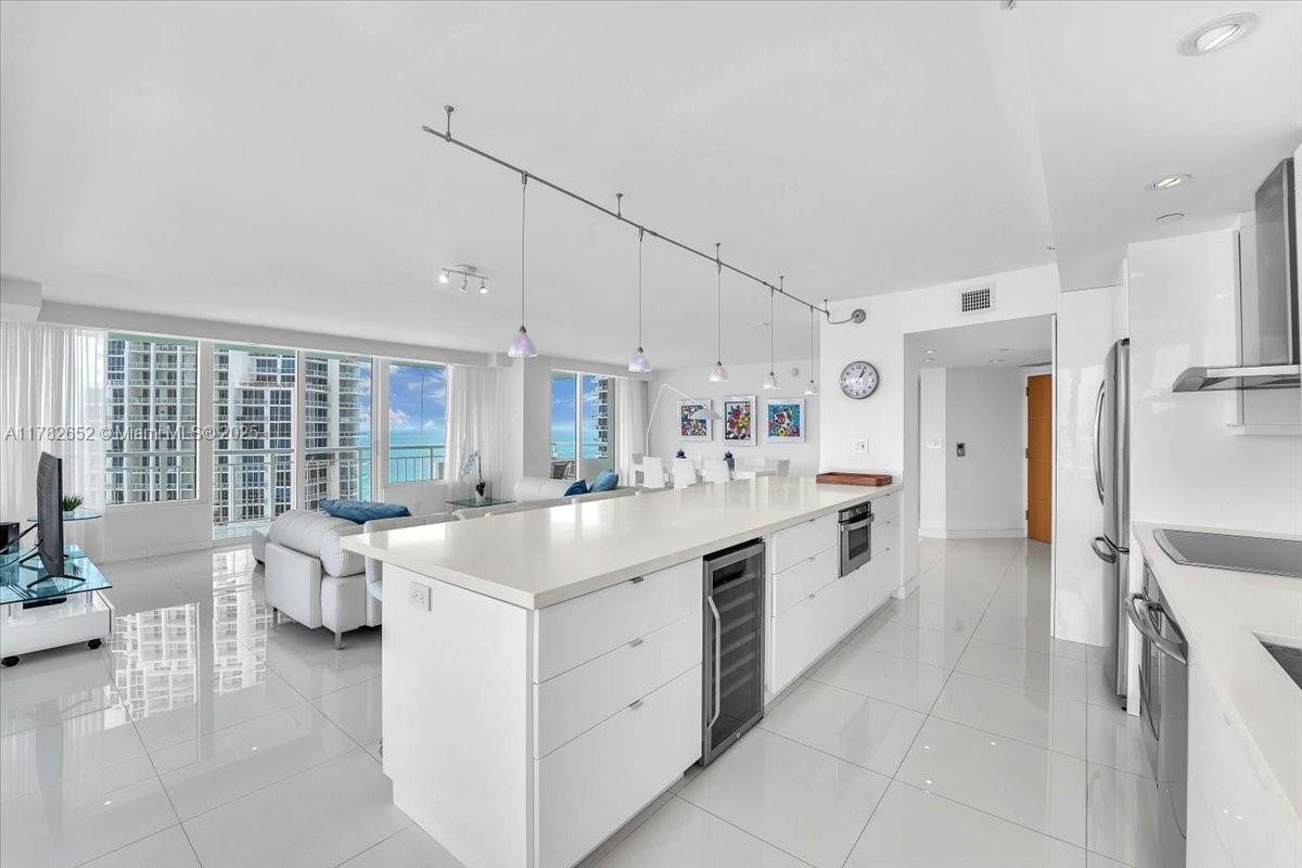400 S Pointe Dr #1910, Miami Beach FL 33139