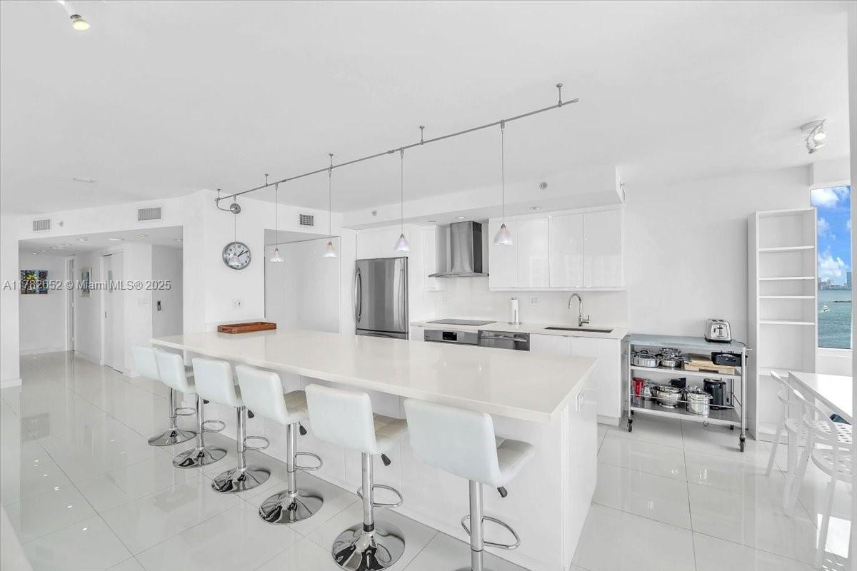 400 S Pointe Dr #1910, Miami Beach FL 33139