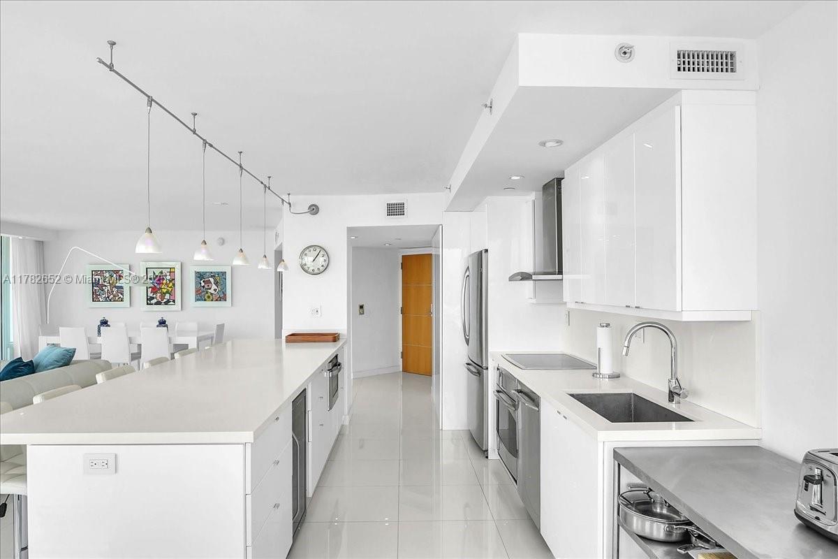 400 S Pointe Dr #1910, Miami Beach FL 33139