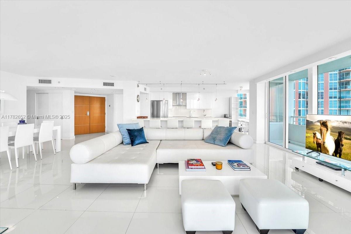 400 S Pointe Dr #1910, Miami Beach FL 33139