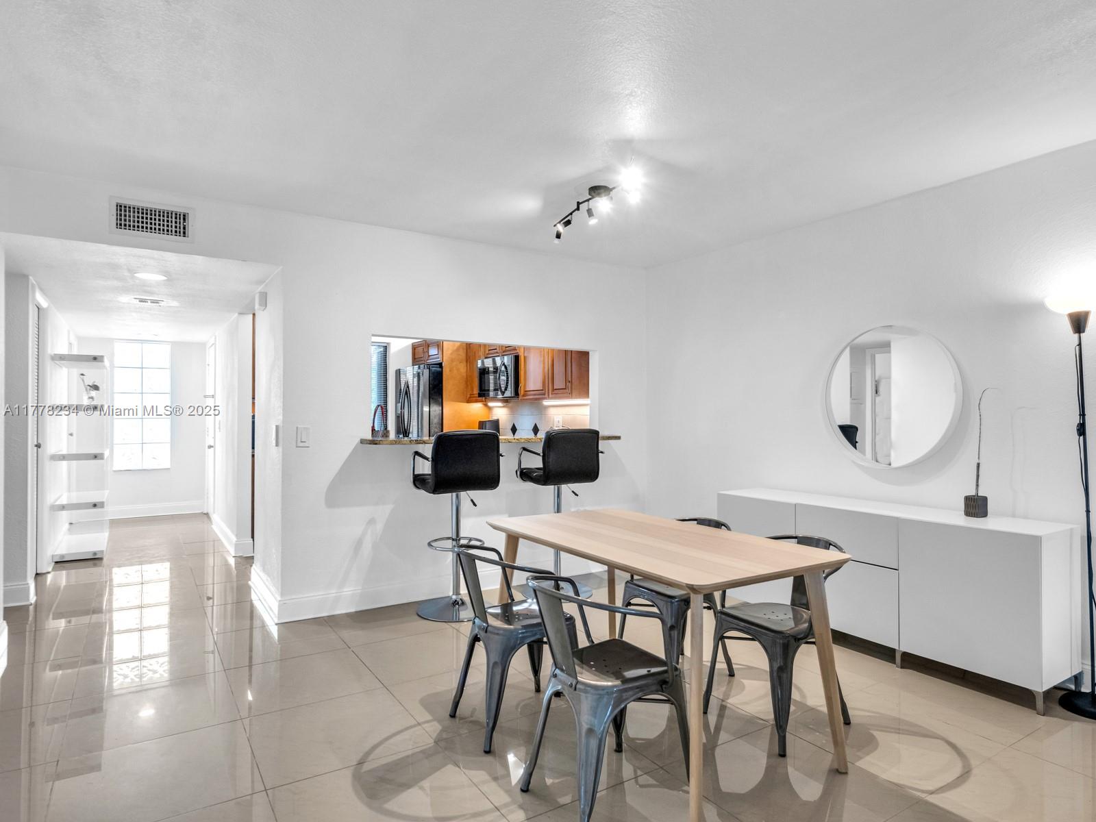 398 Lakeview Dr #205, Weston, Florida image 4