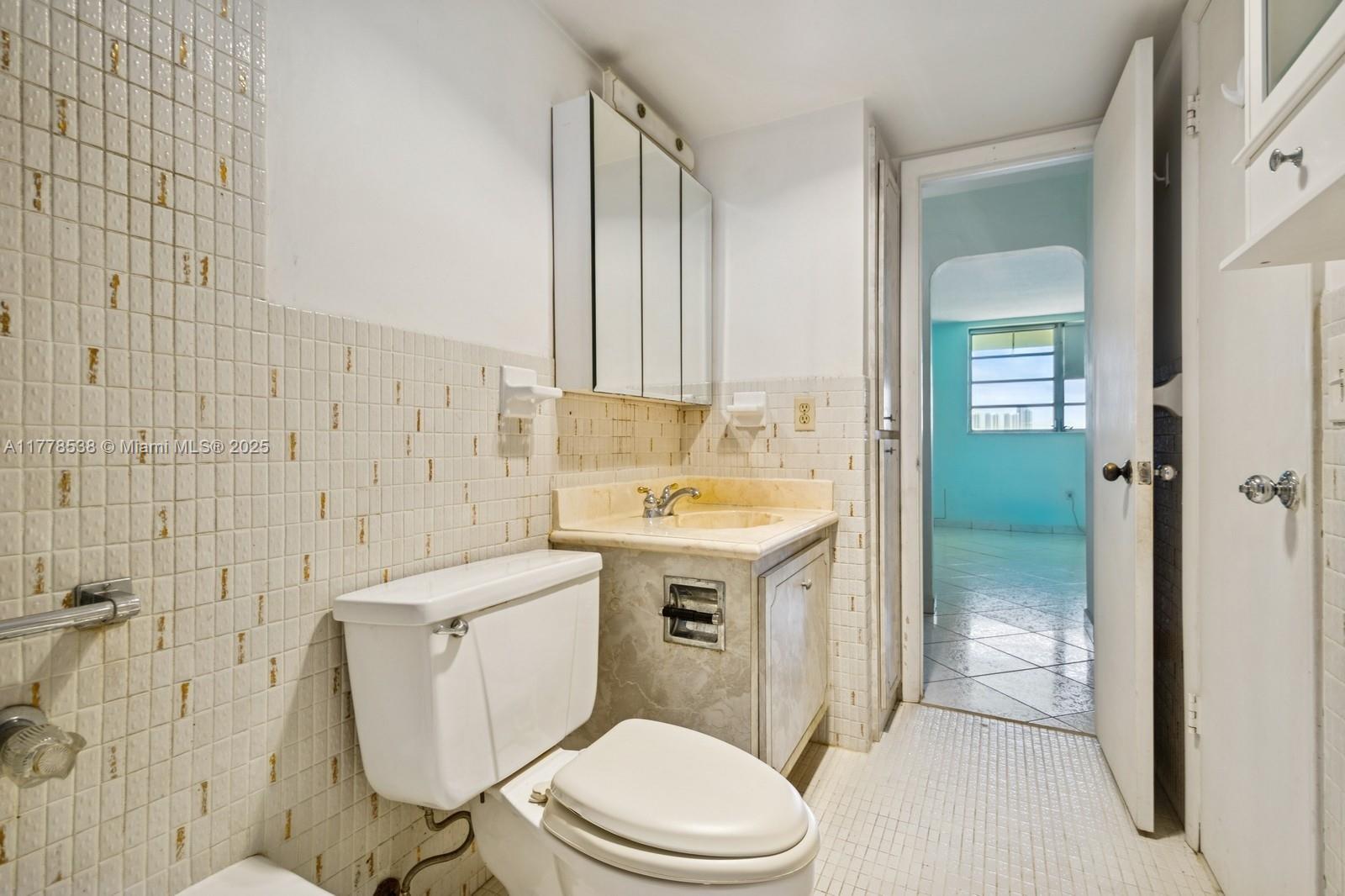 2851 Leonard Dr #J610, Aventura, Florida image 13