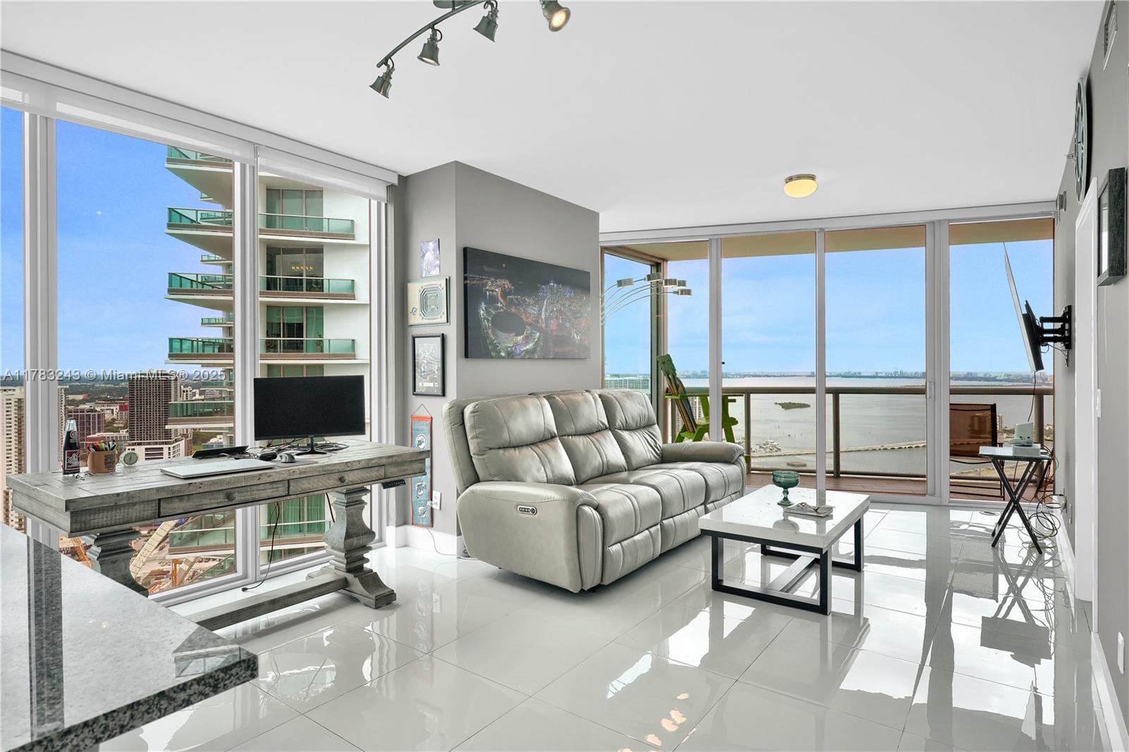 888 Biscayne Blvd #4212, Miami FL 33132