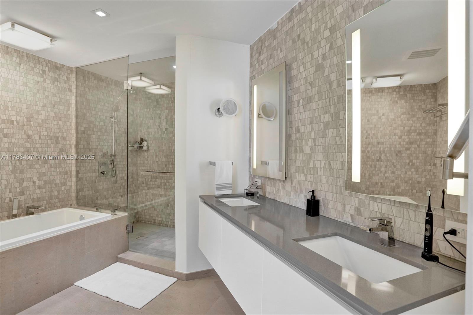 88 SW 7th St #3511, Miami FL 33130