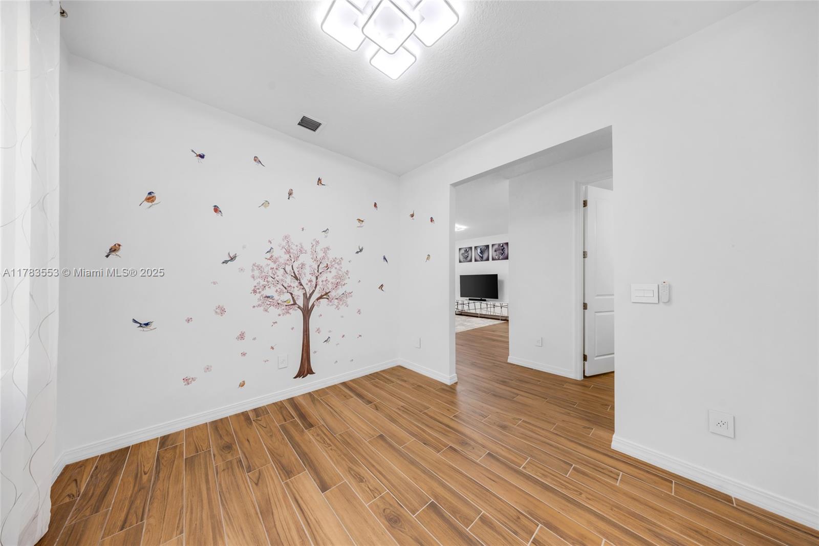Listing Photo 12