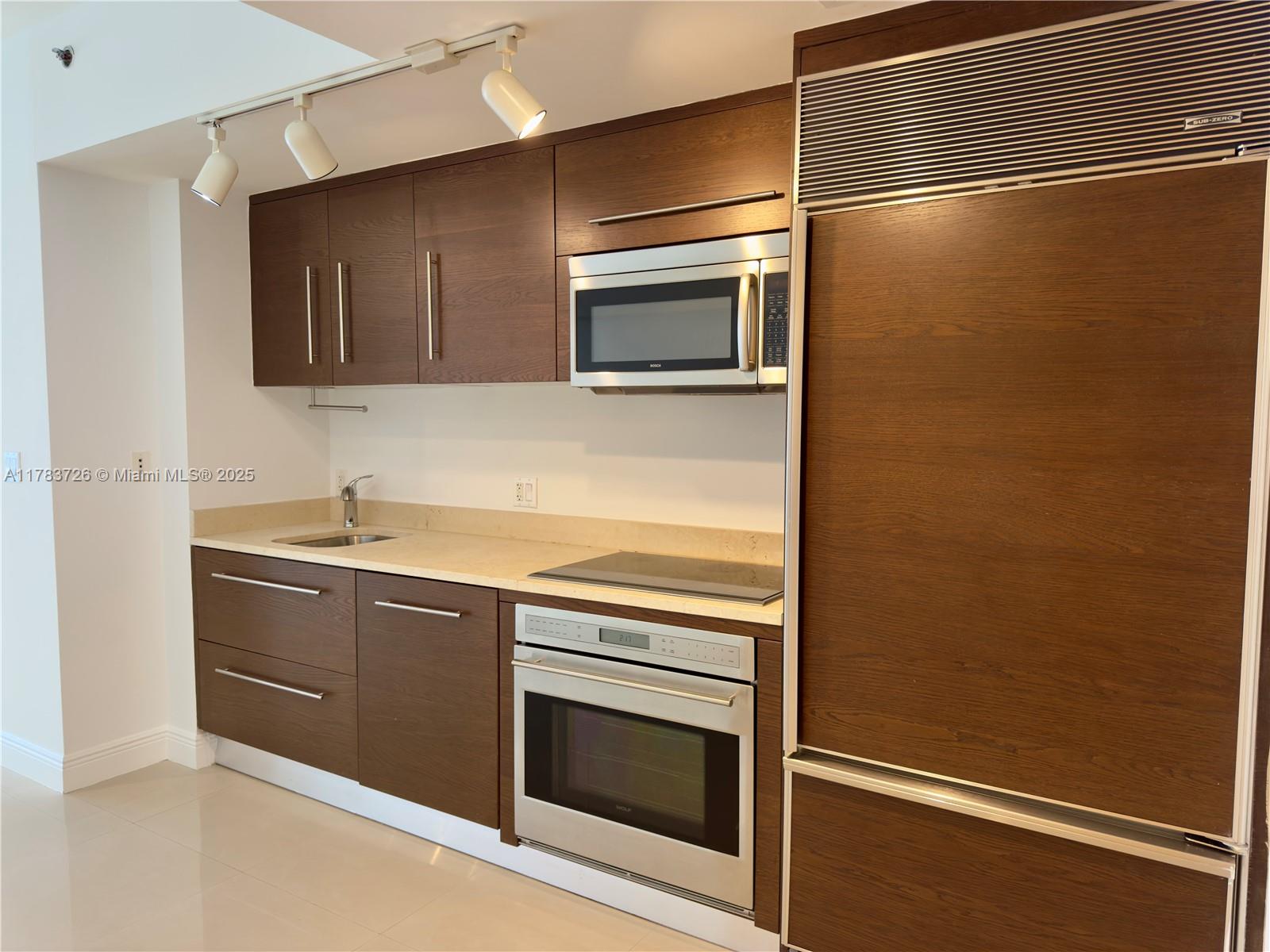 475 Brickell Ave #810, Miami FL 33131