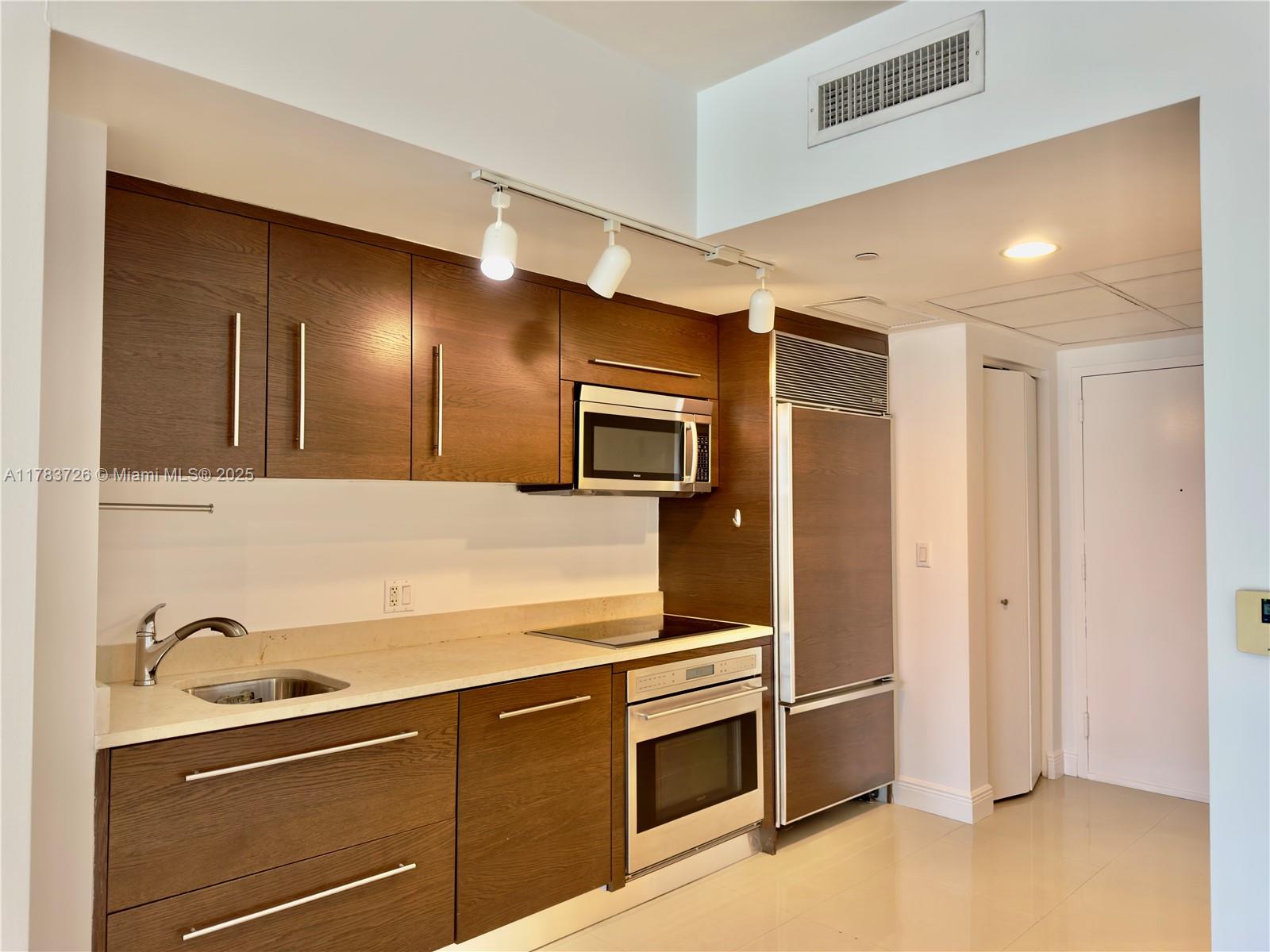 475 Brickell Ave #810, Miami FL 33131
