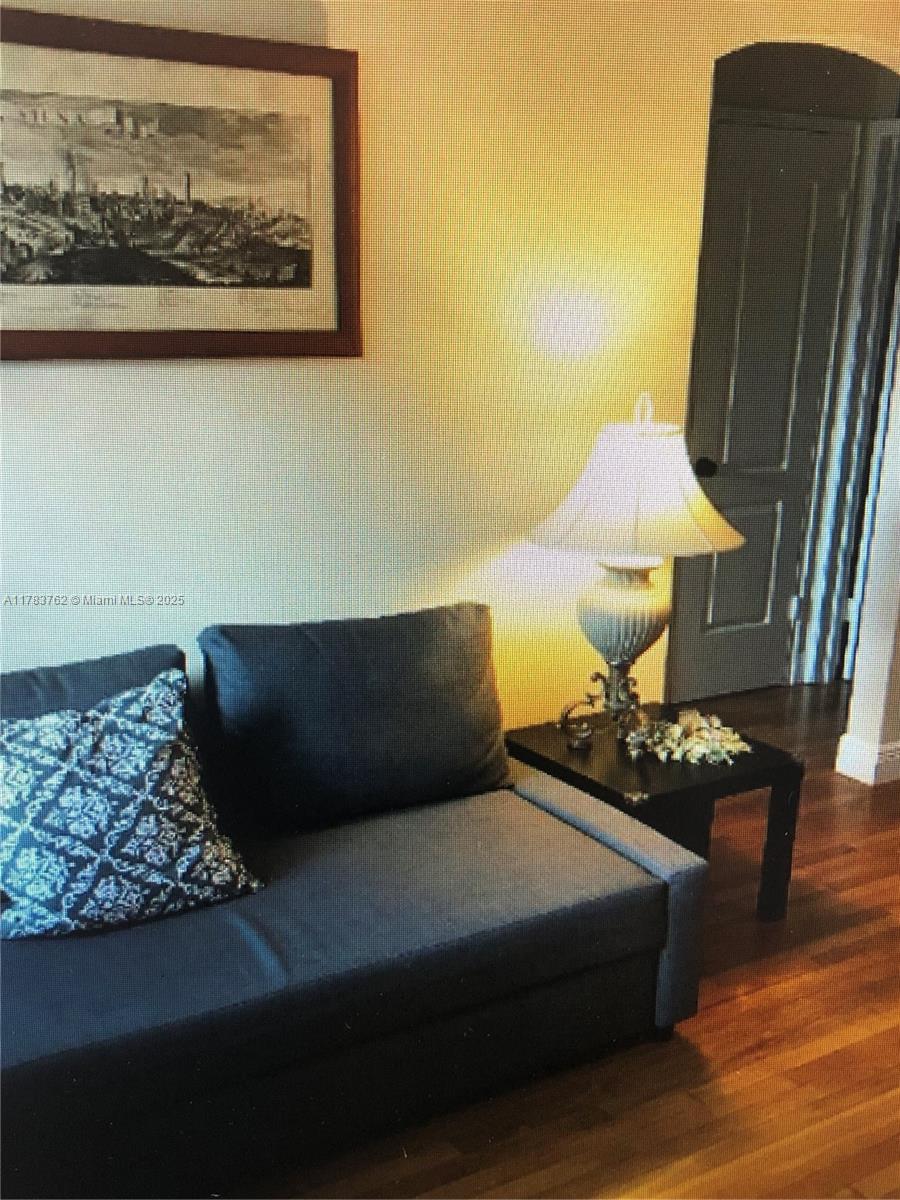Old World Charm in the heart of Coral Gables. Lovely One bedroom/one bath, wood floors, kitchen with granite counter tops. Easy access to University of Miami, hospitals, Miami Airport, Merrick Park, Miracle Mile and more.
Residential Parking Zone.