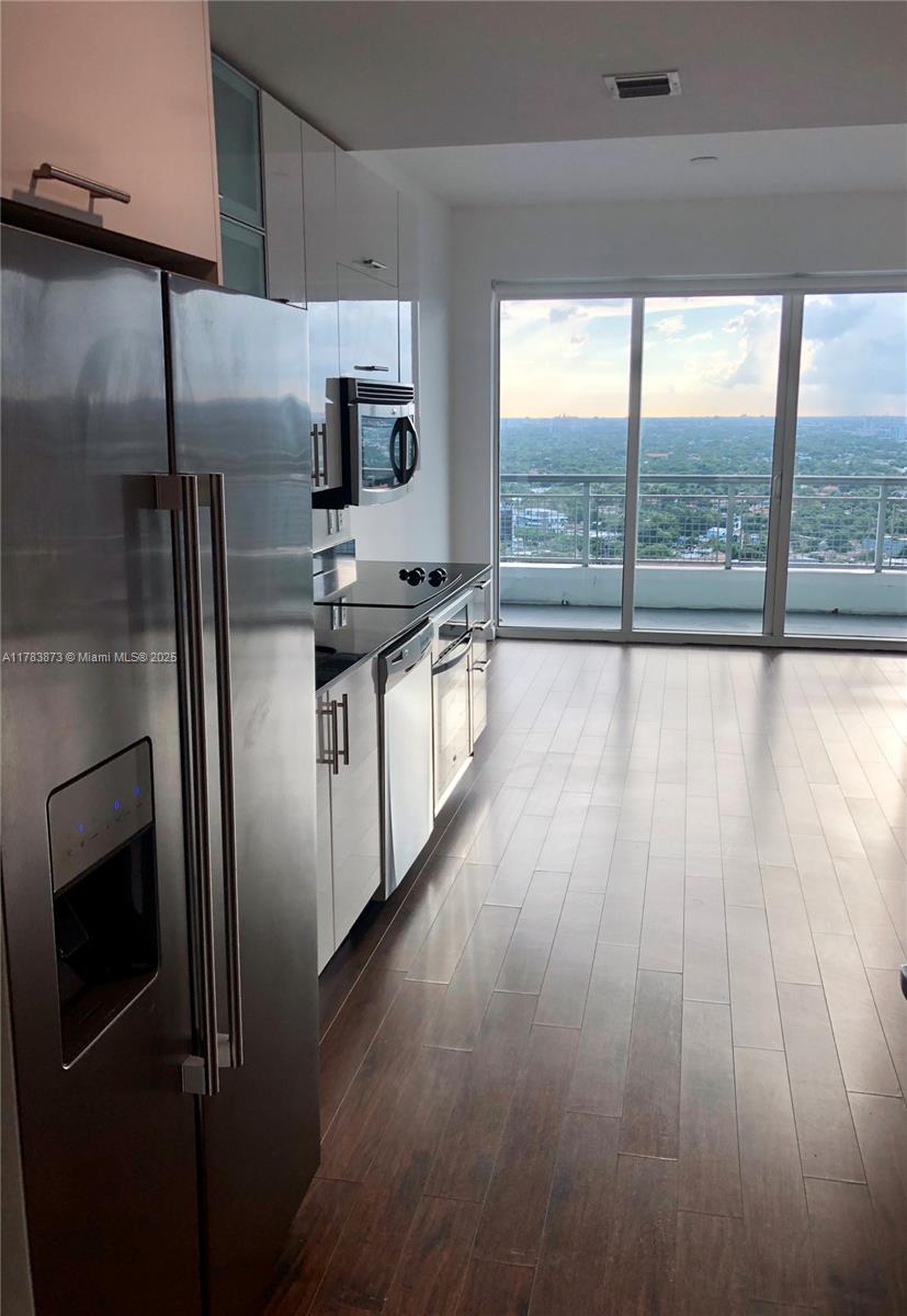 60 SW 13 St #2419, Miami FL 33130