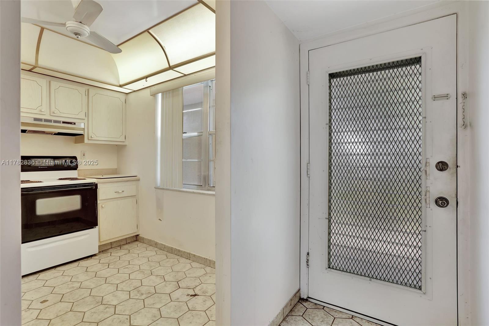 2900 NW 48th Ter #409, Lauderdale Lakes, Florida image 2