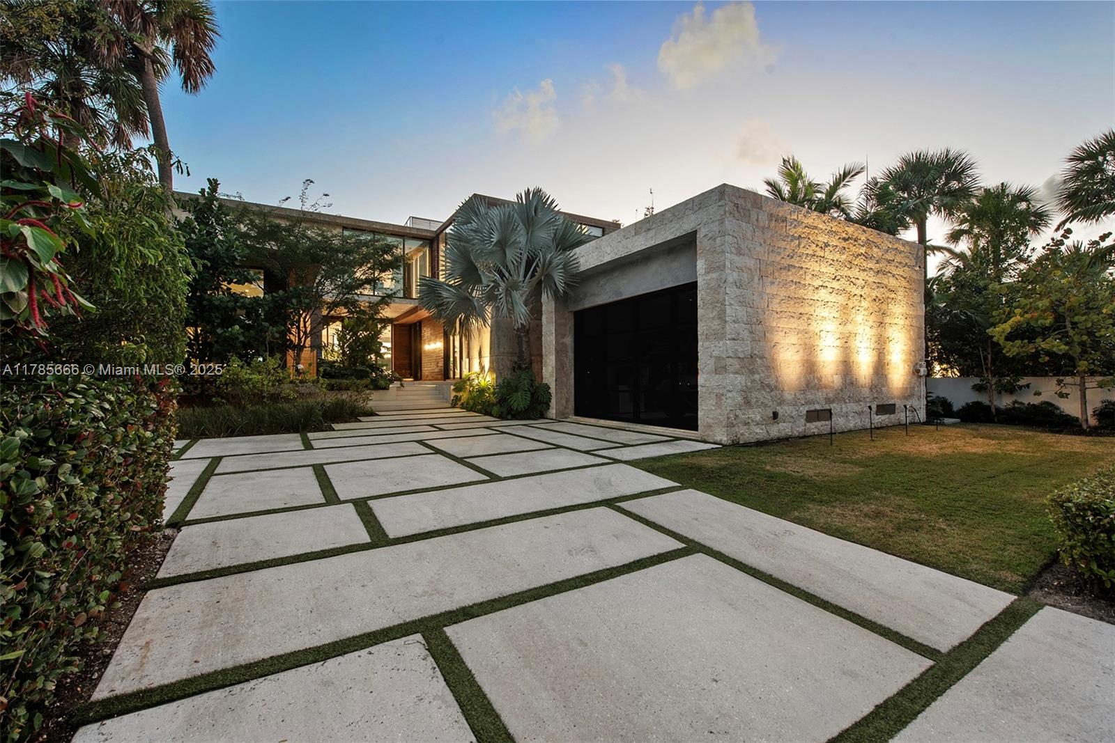 310 S Hibiscus Dr