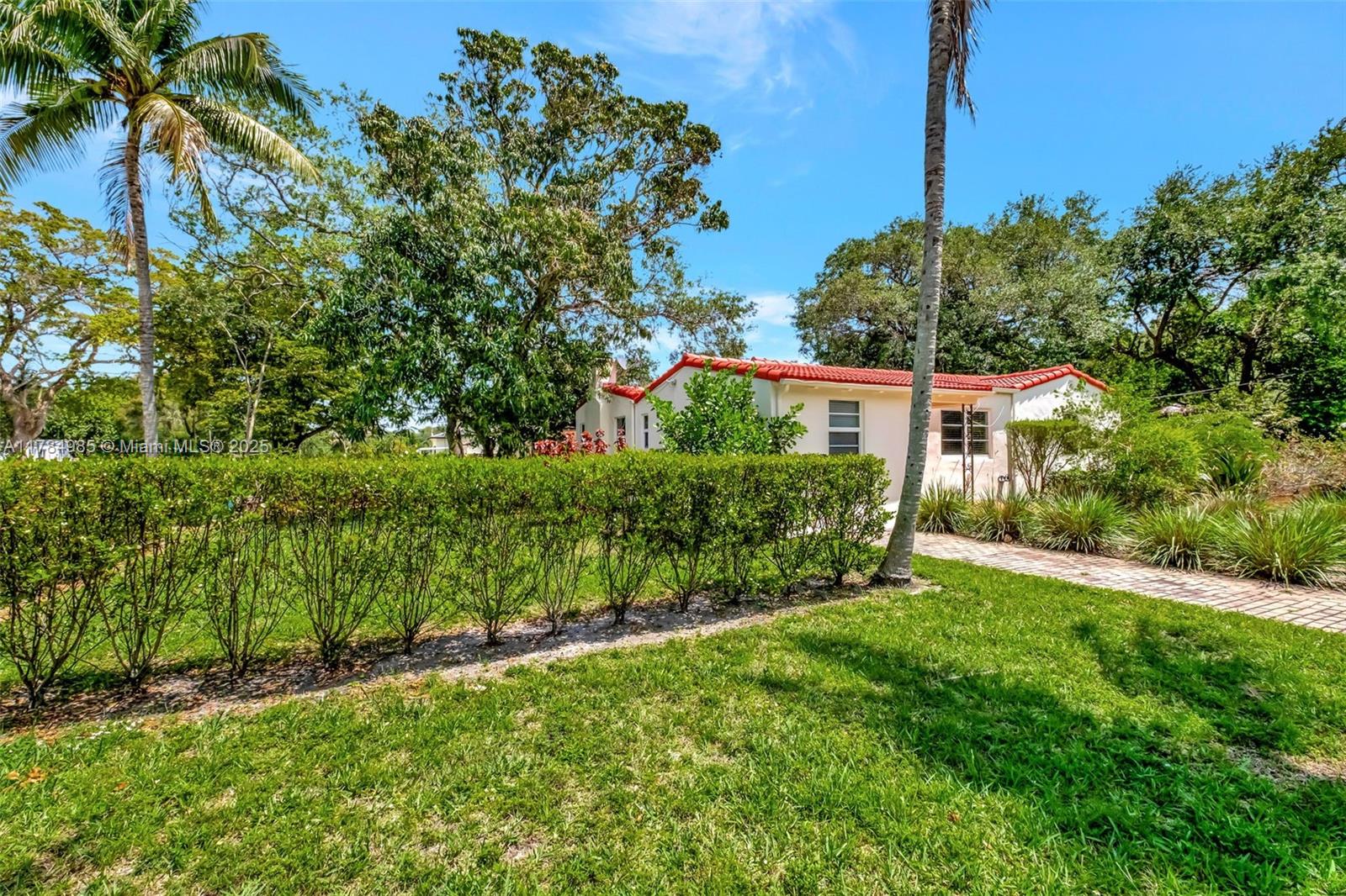 12075 NE 10th Ave, Biscayne Park, Florida image 25