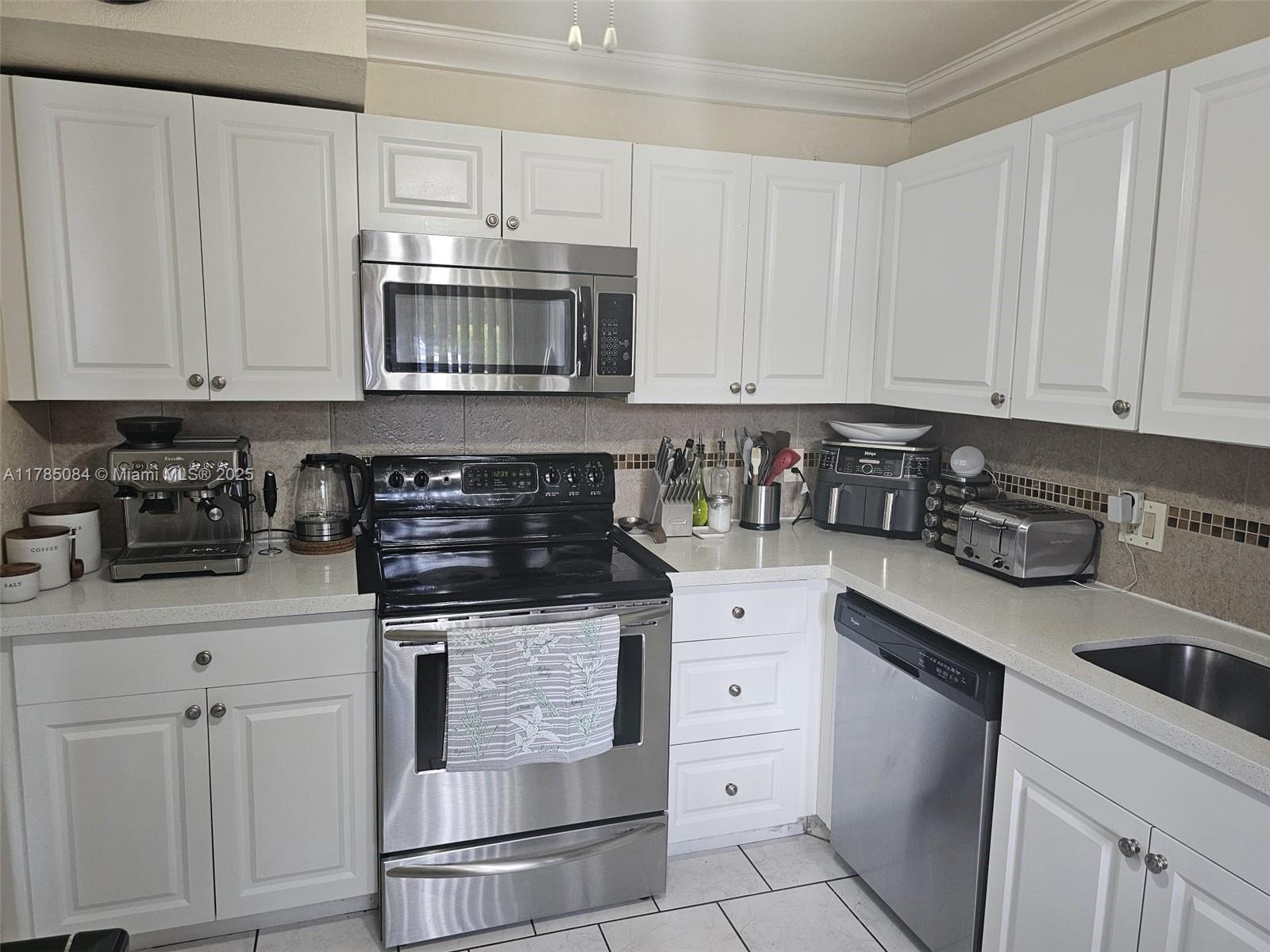 357 Lakeview Dr #104, Weston, Florida image 7