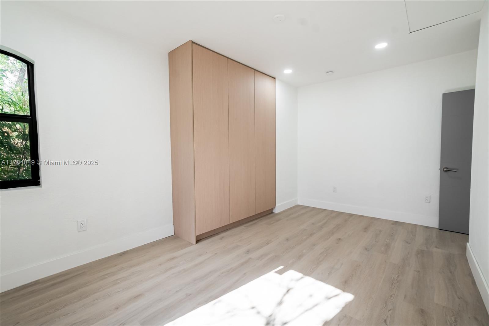 Listing Photo 12