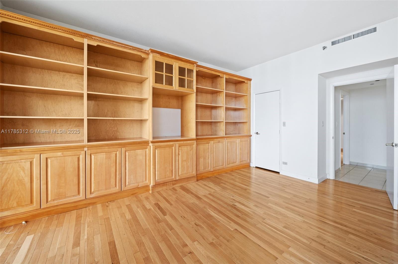 Listing Photo 11