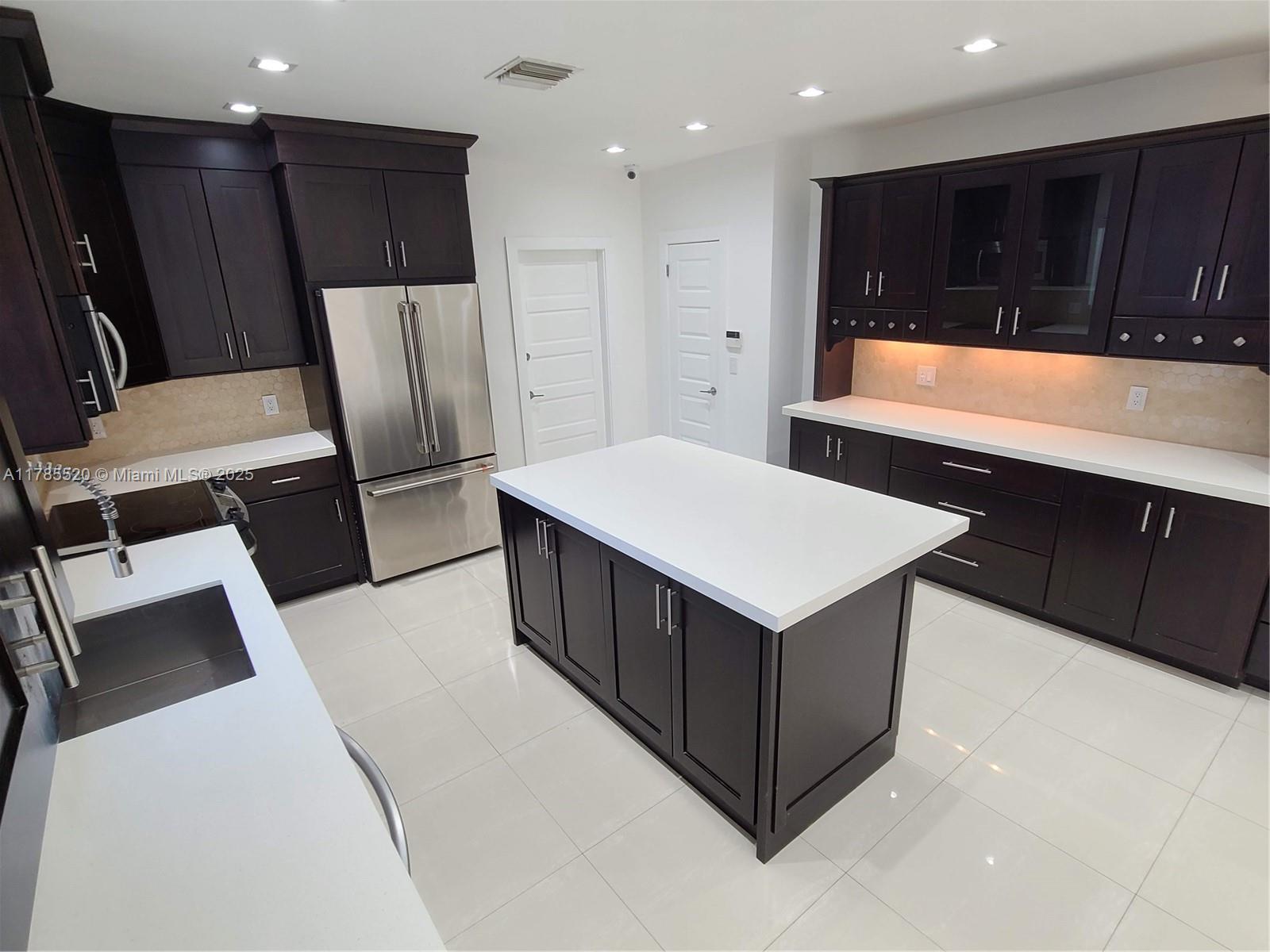 9825 Broadview Ter, Bay Harbor Islands, Florida image 15