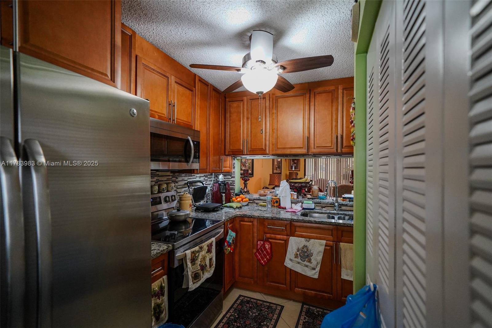 3138 Via Poinciana 105
