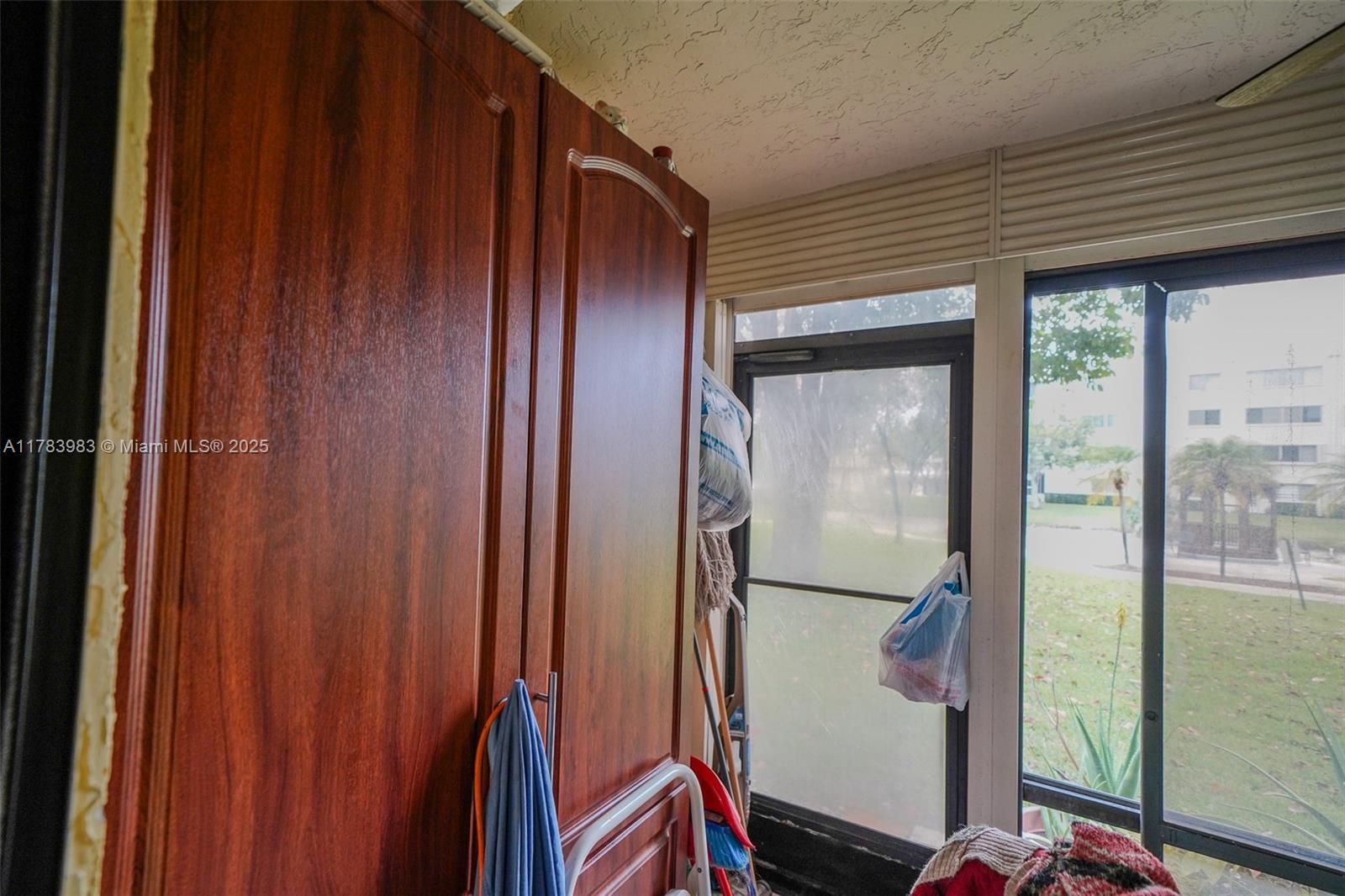 3138 Via Poinciana 105