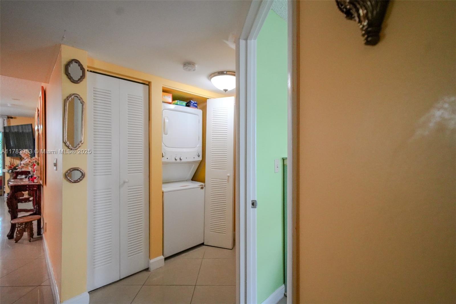 3138 Via Poinciana 105