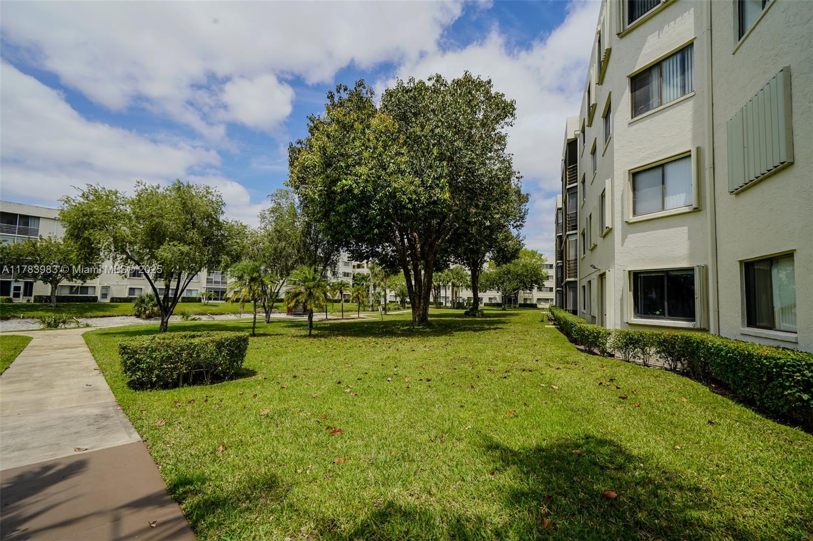 3138 Via Poinciana 105