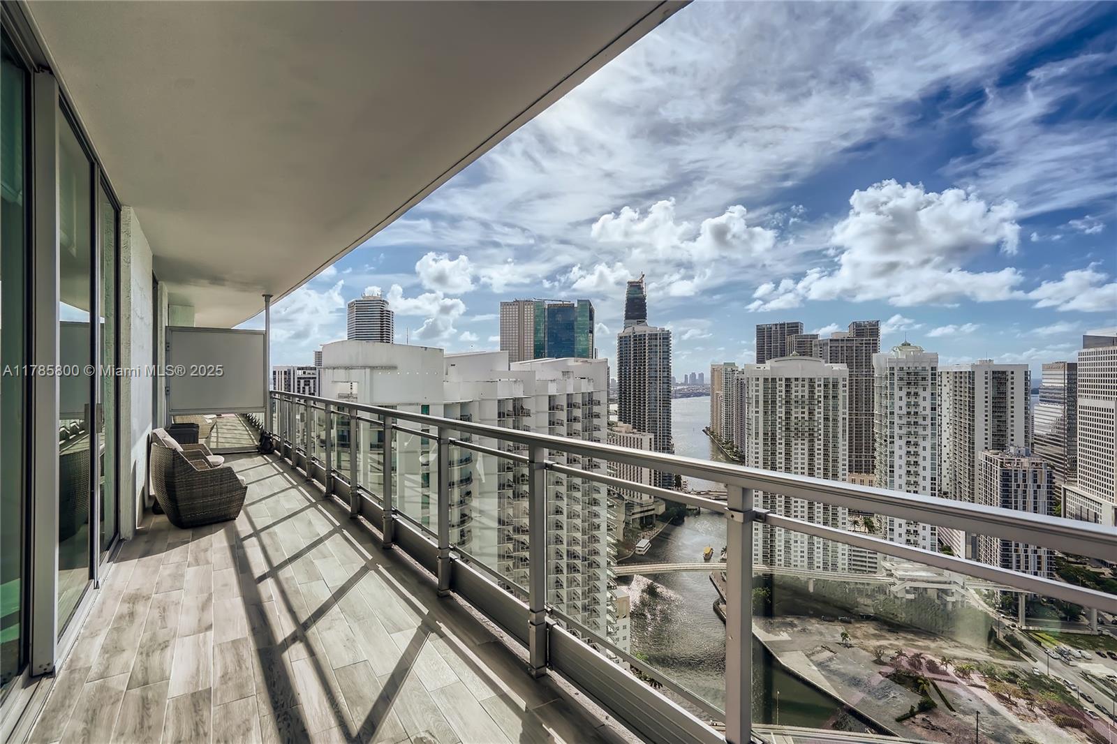 Apartamento à Venda em Miami, FL