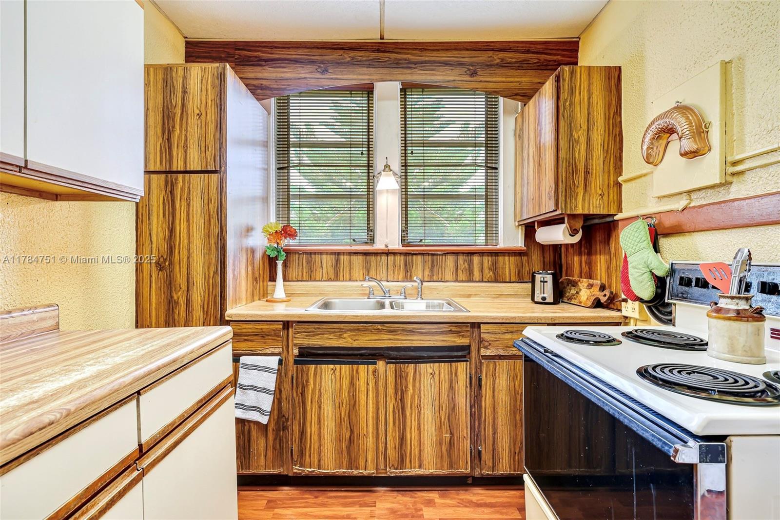 736 NE 126th St, North Miami, Florida image 20