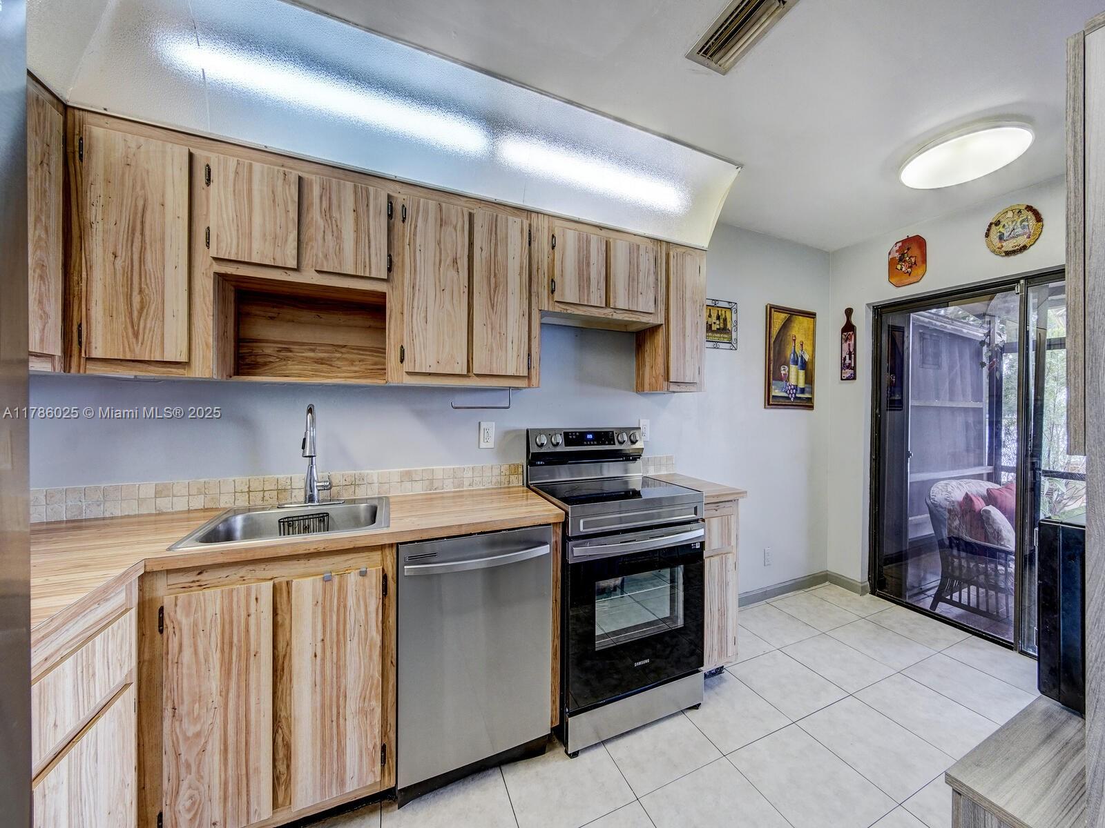 230 NW 106th Ter, Pembroke Pines, Florida image 11