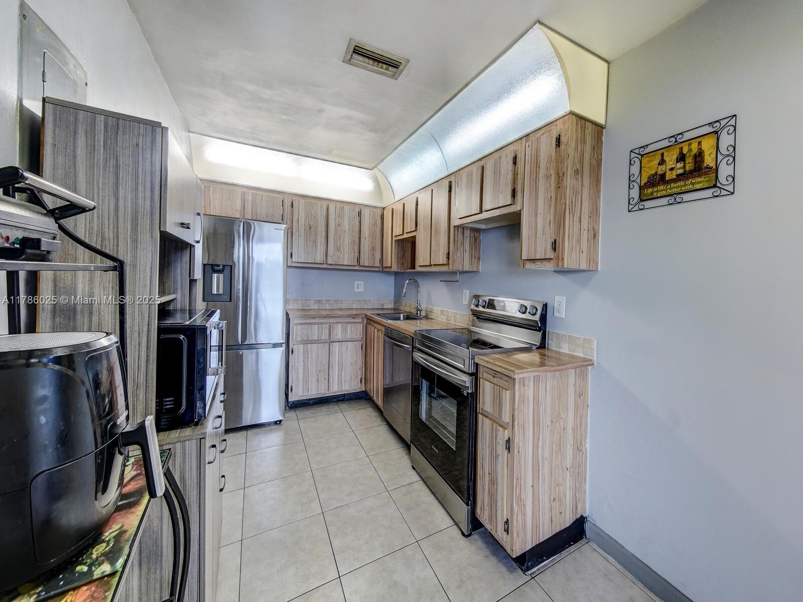 230 NW 106th Ter, Pembroke Pines, Florida image 12