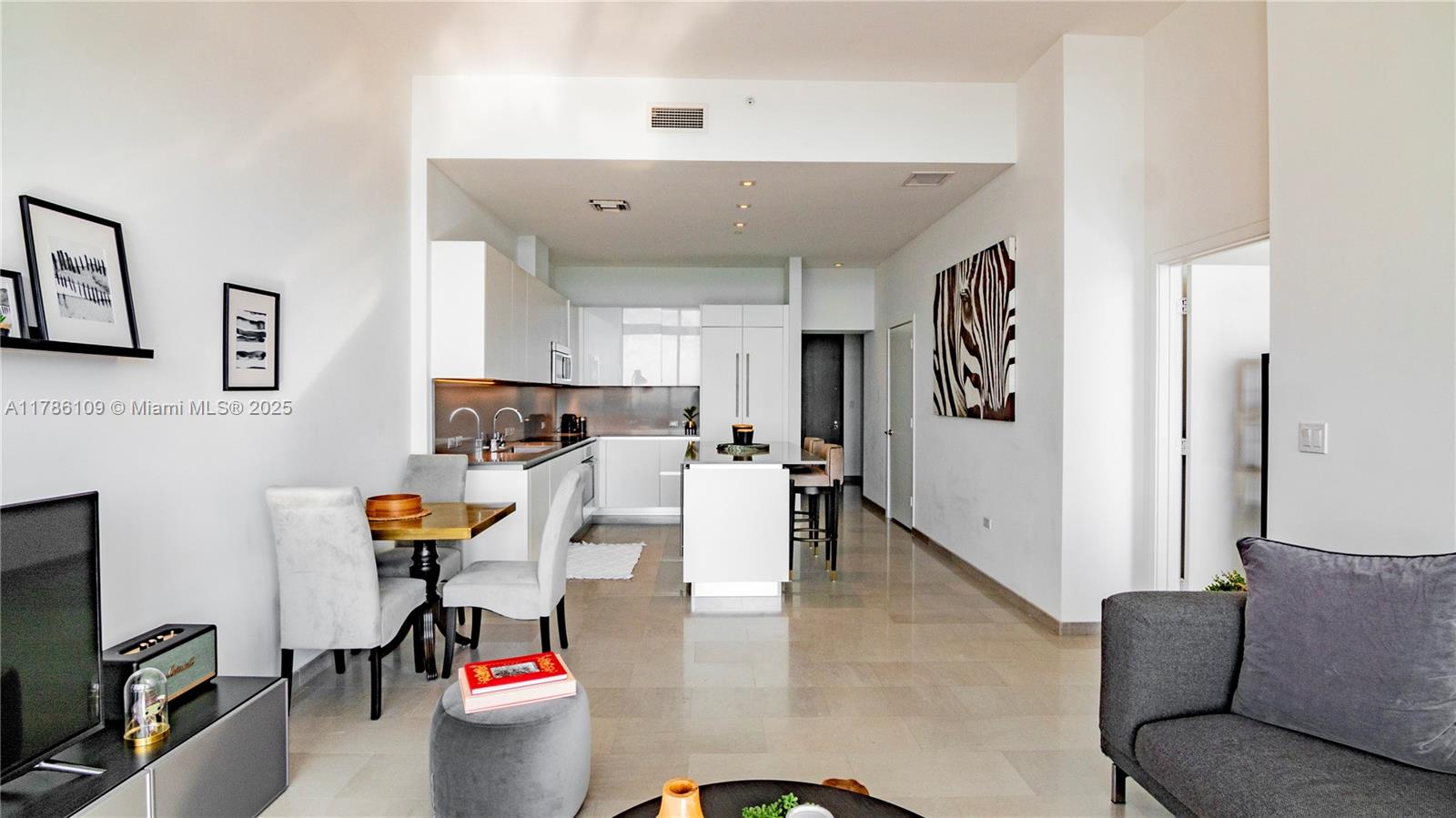 88 SW 7th St #4008, Miami FL 33130