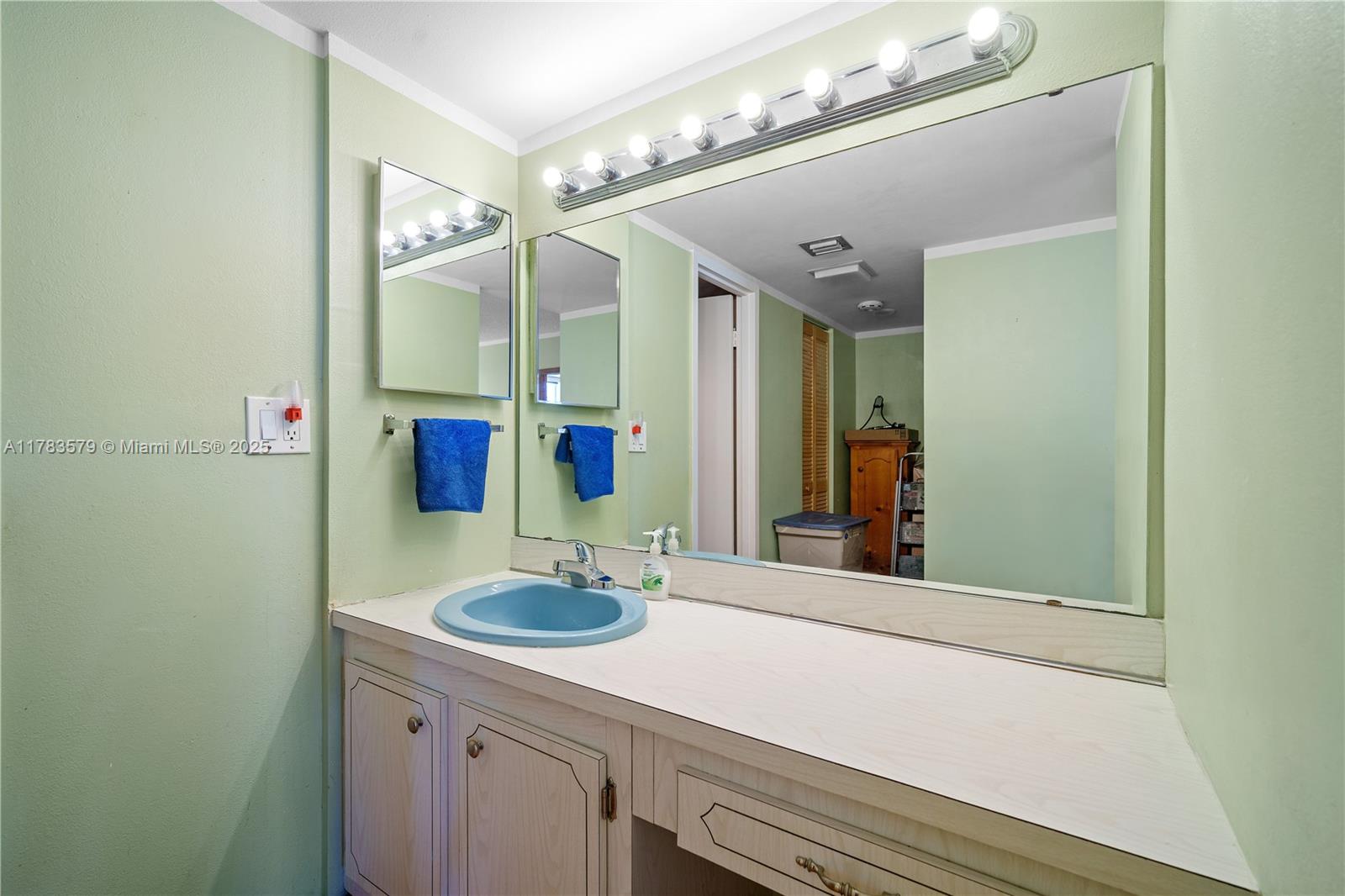 3675 N Country Club Dr #204, Aventura, Florida image 16