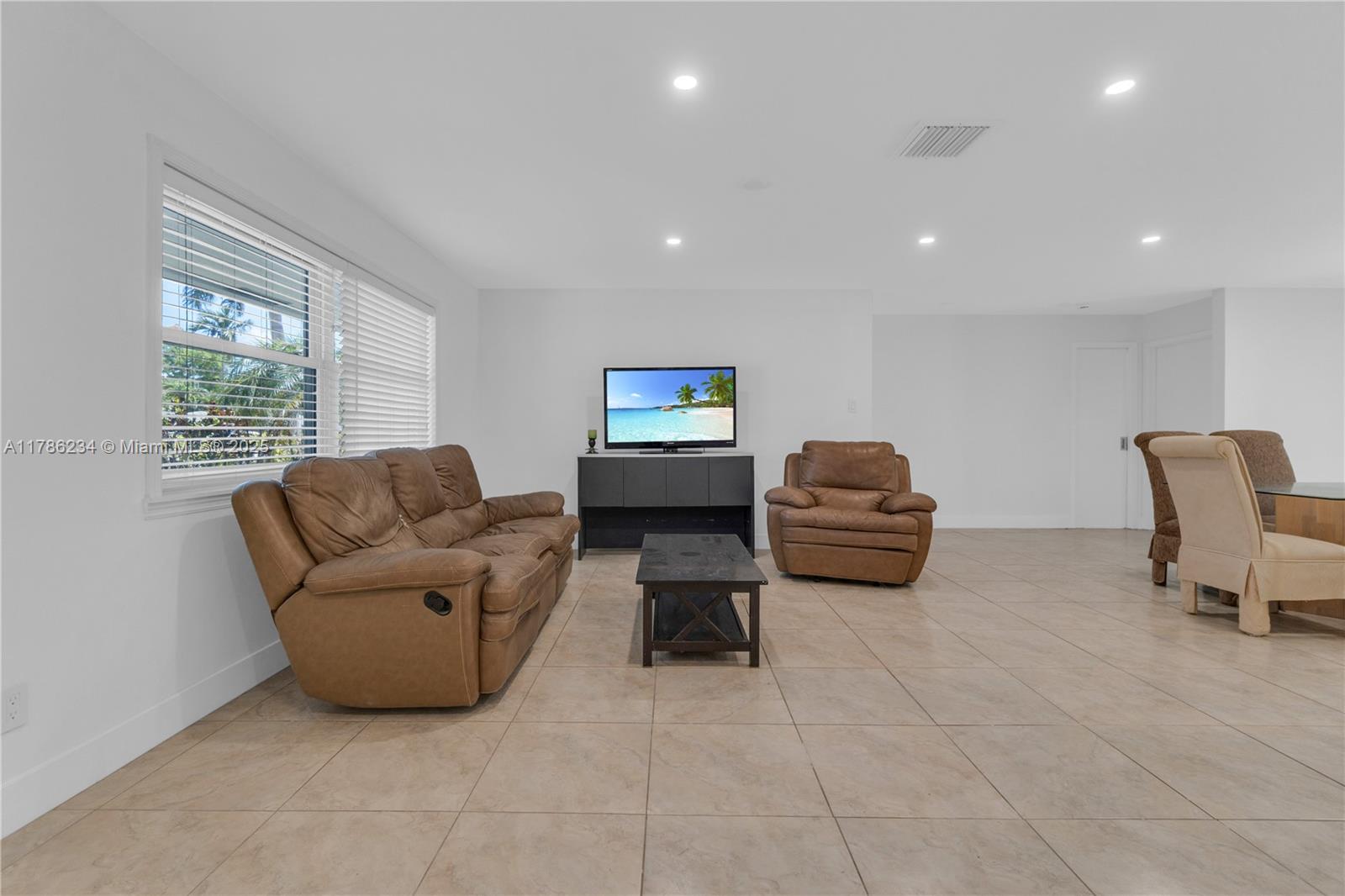 806 NE 4th St, Hallandale Beach, Florida image 7