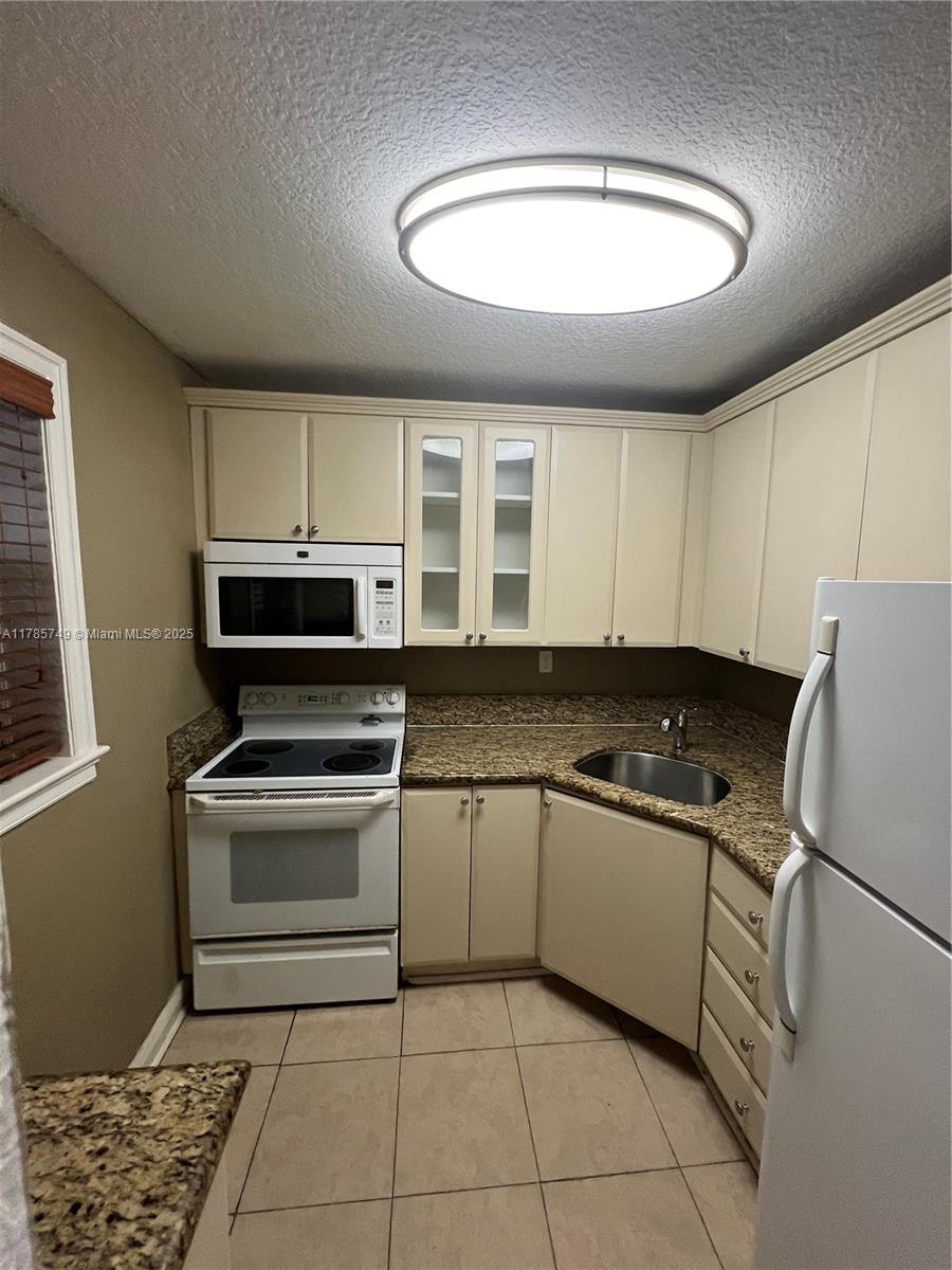 nice and cozy 1/1, one block away from US 1(in sight), quiet yet easily gain access to fast traffic, close by post office, 12 mins drive to deering estate dock, walking distance to Palmetto bay park, ideal for small family