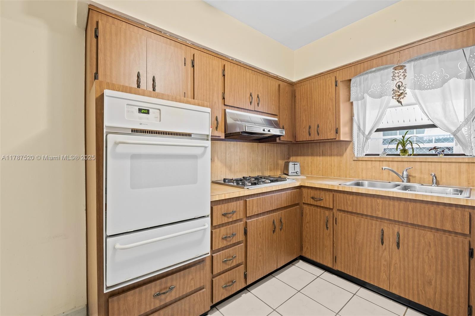 1042 Lincoln St, Hollywood, Florida image 7