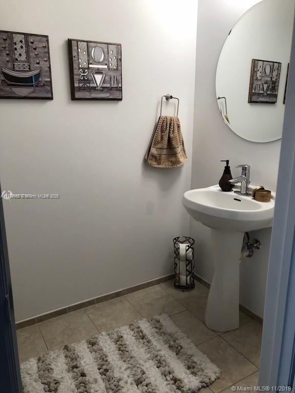 60 SW 13th St #2810, Miami FL 33130