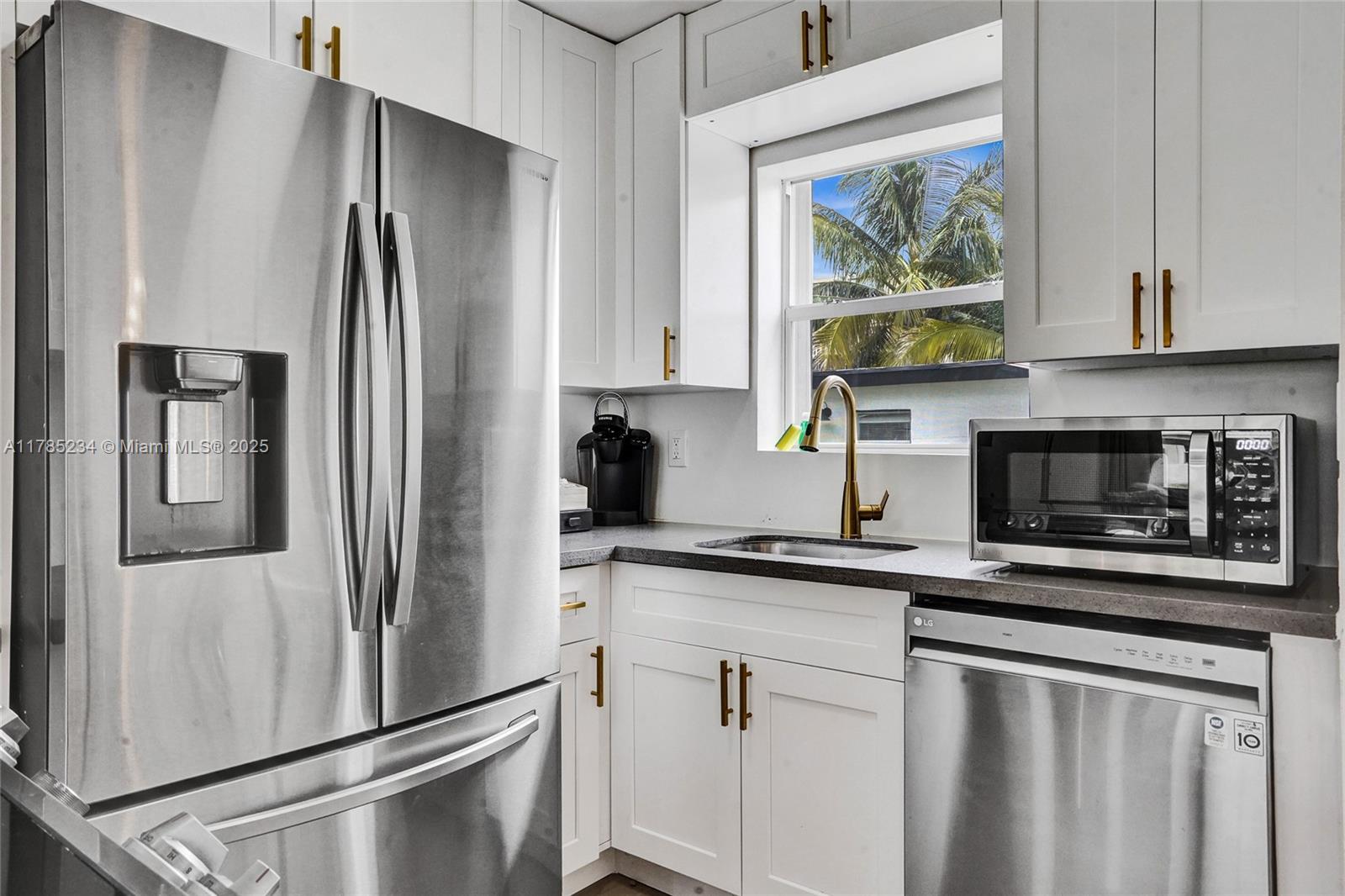 1124 NE 6th St, Hallandale Beach, Florida image 24