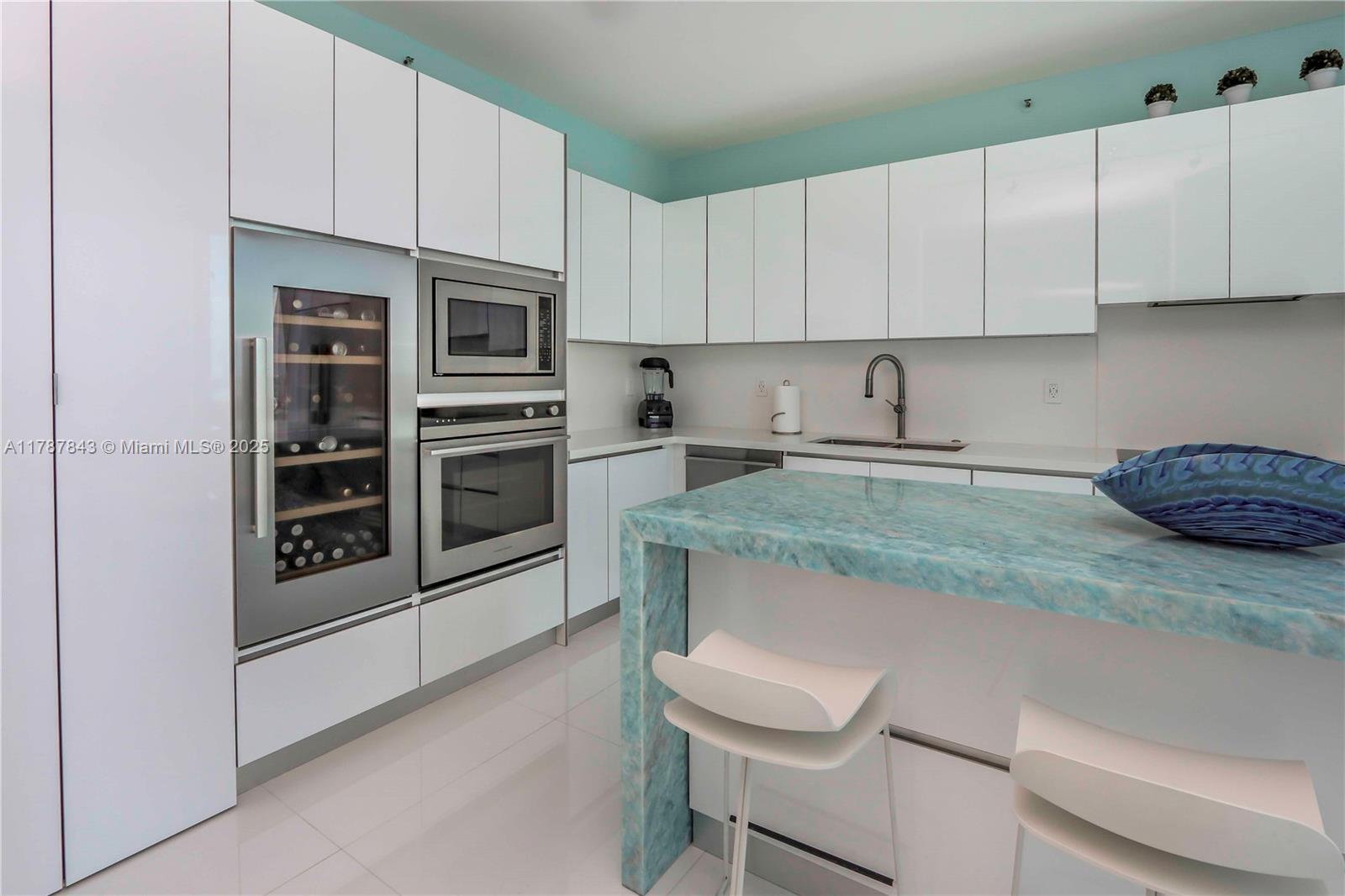 300 S Pointe Dr #2104, Miami Beach FL 33139