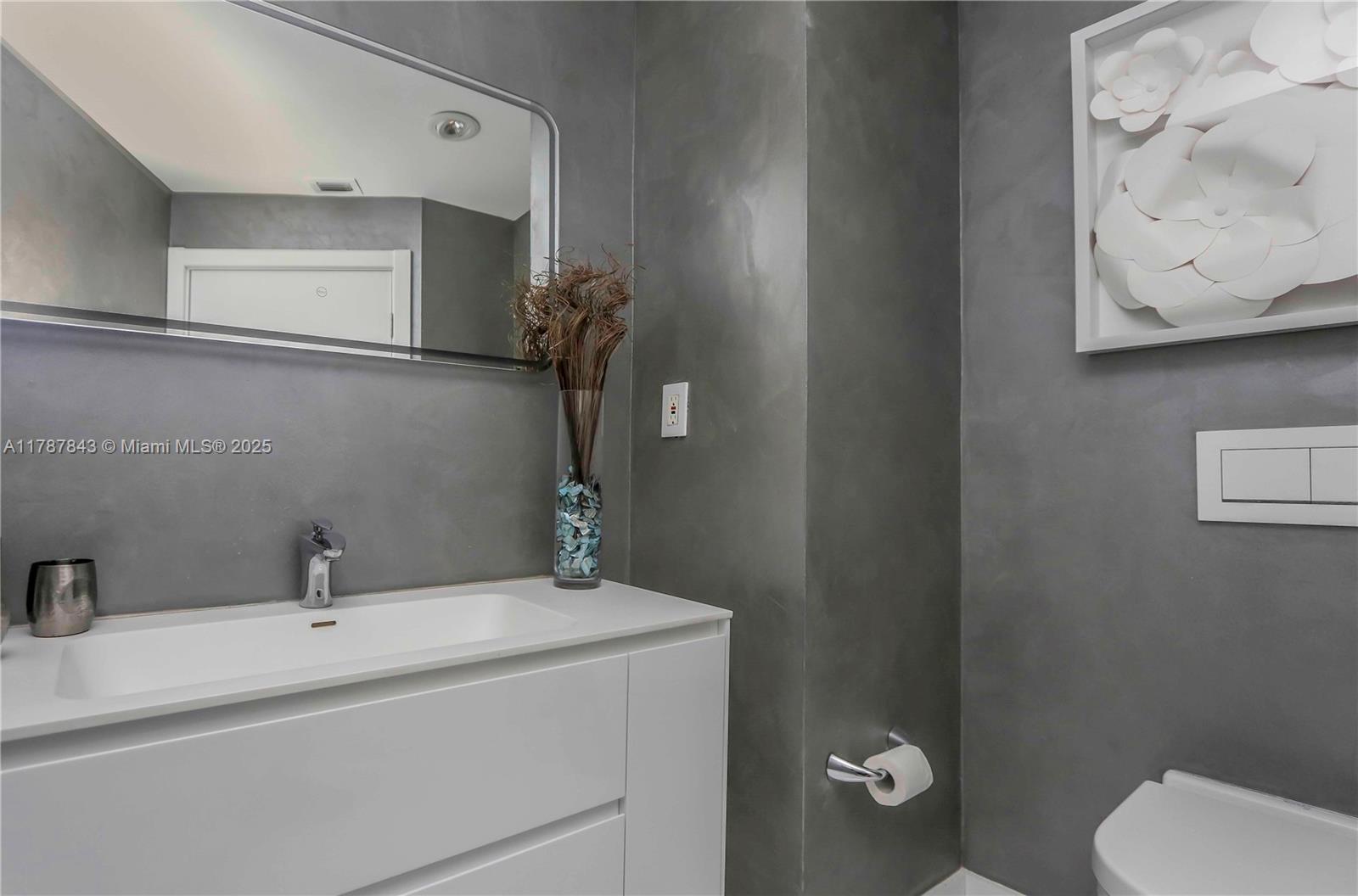 300 S Pointe Dr #2104, Miami Beach FL 33139