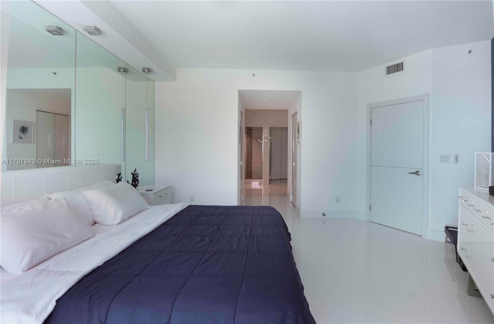 300 S Pointe Dr #2104, Miami Beach FL 33139