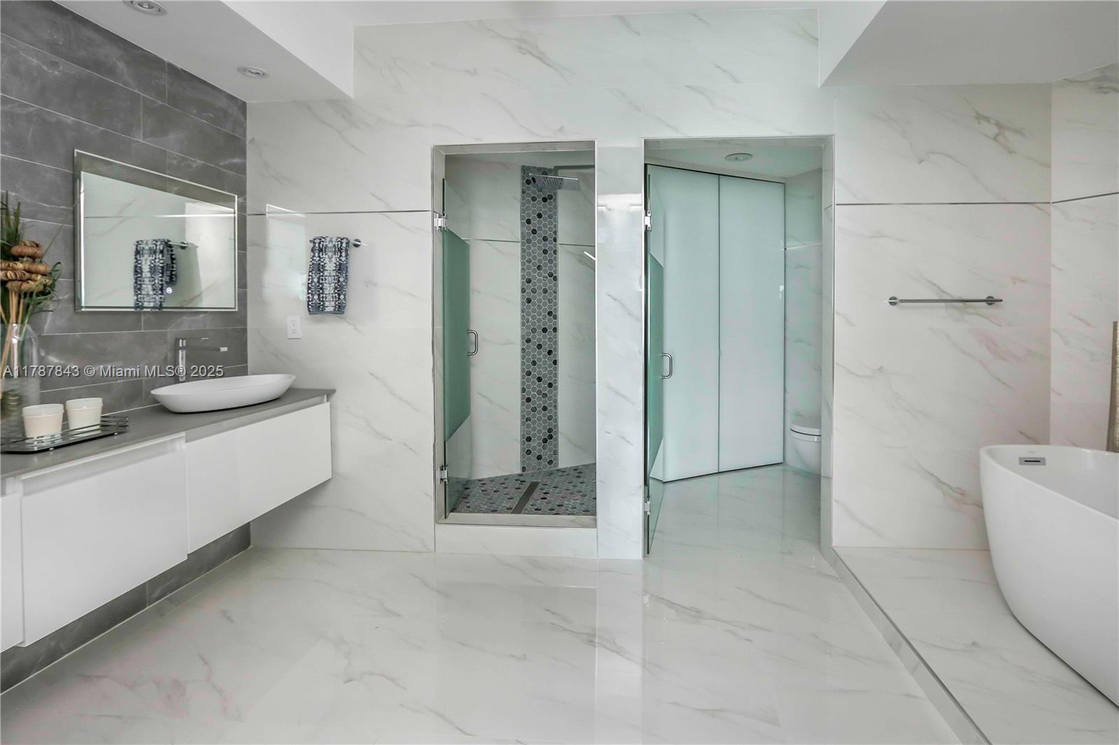 300 S Pointe Dr #2104, Miami Beach FL 33139