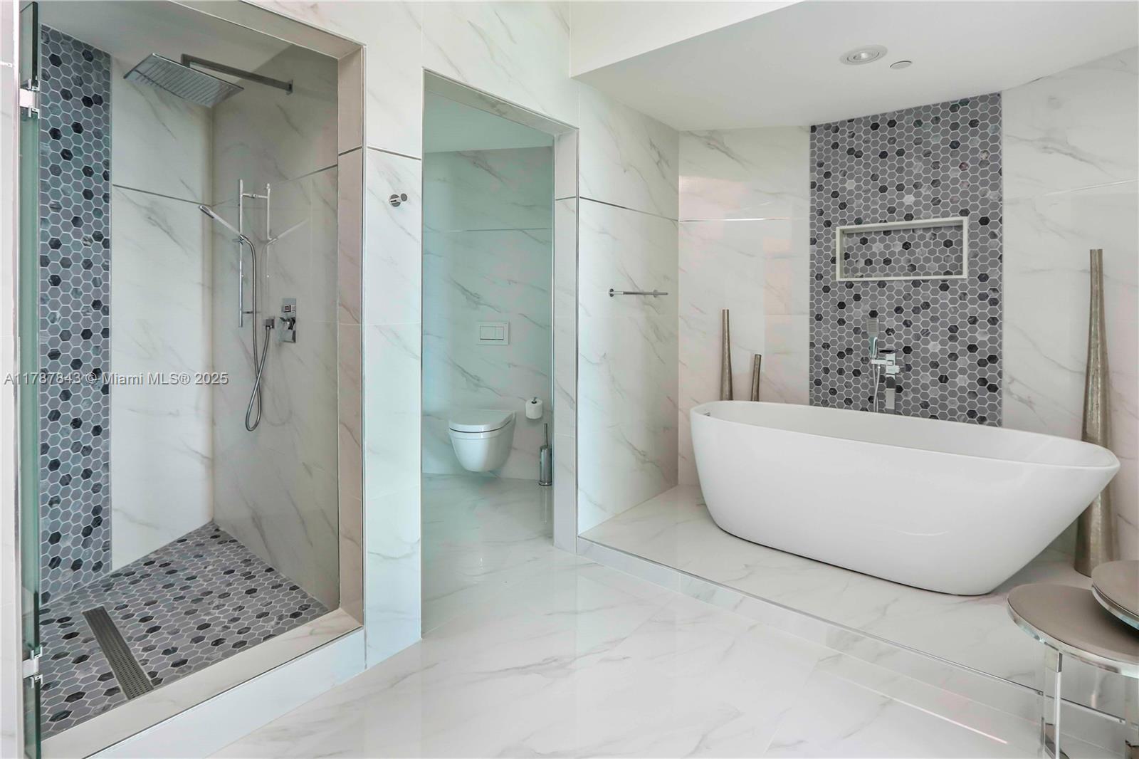 300 S Pointe Dr #2104, Miami Beach FL 33139
