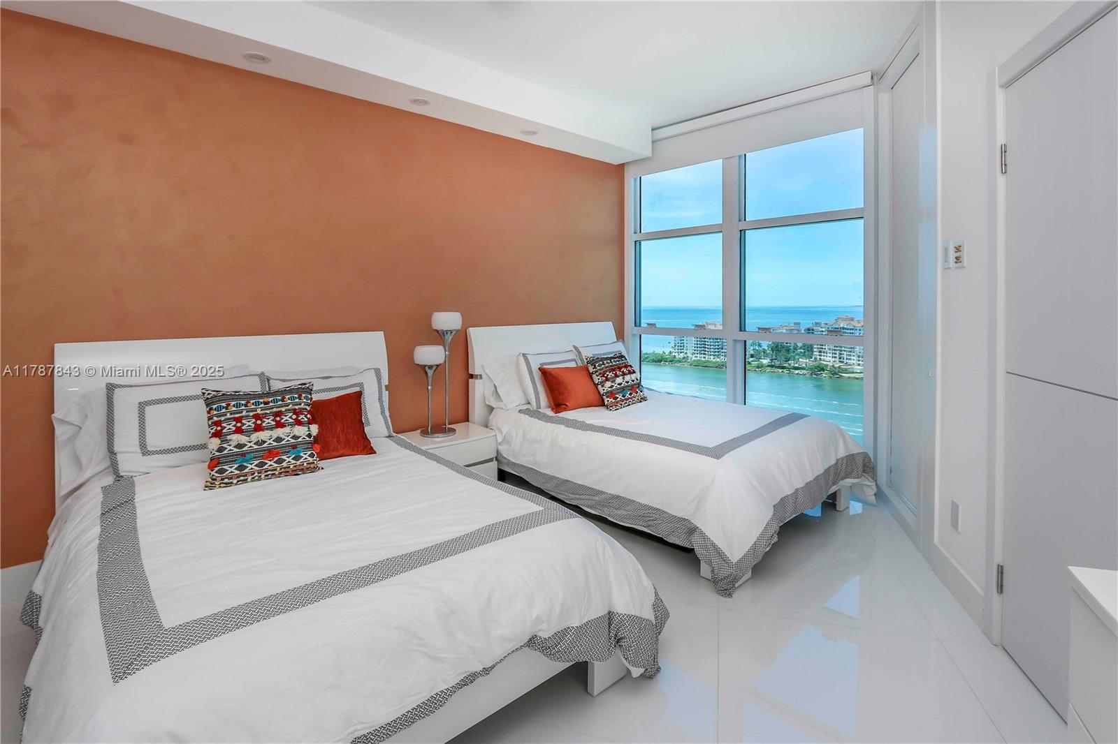 300 S Pointe Dr #2104, Miami Beach FL 33139