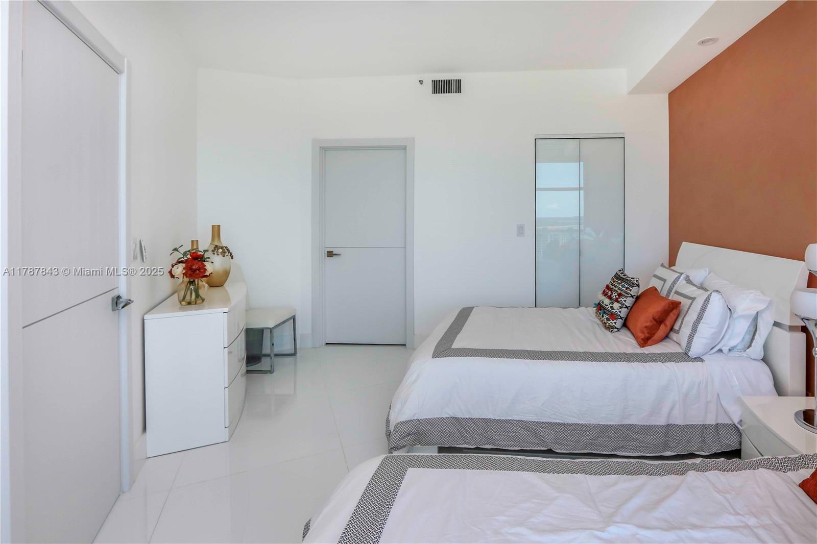 300 S Pointe Dr #2104, Miami Beach FL 33139