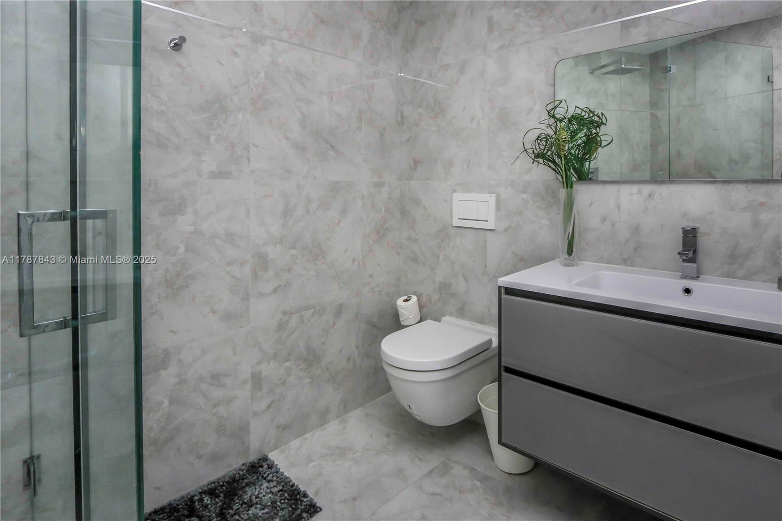 300 S Pointe Dr #2104, Miami Beach FL 33139