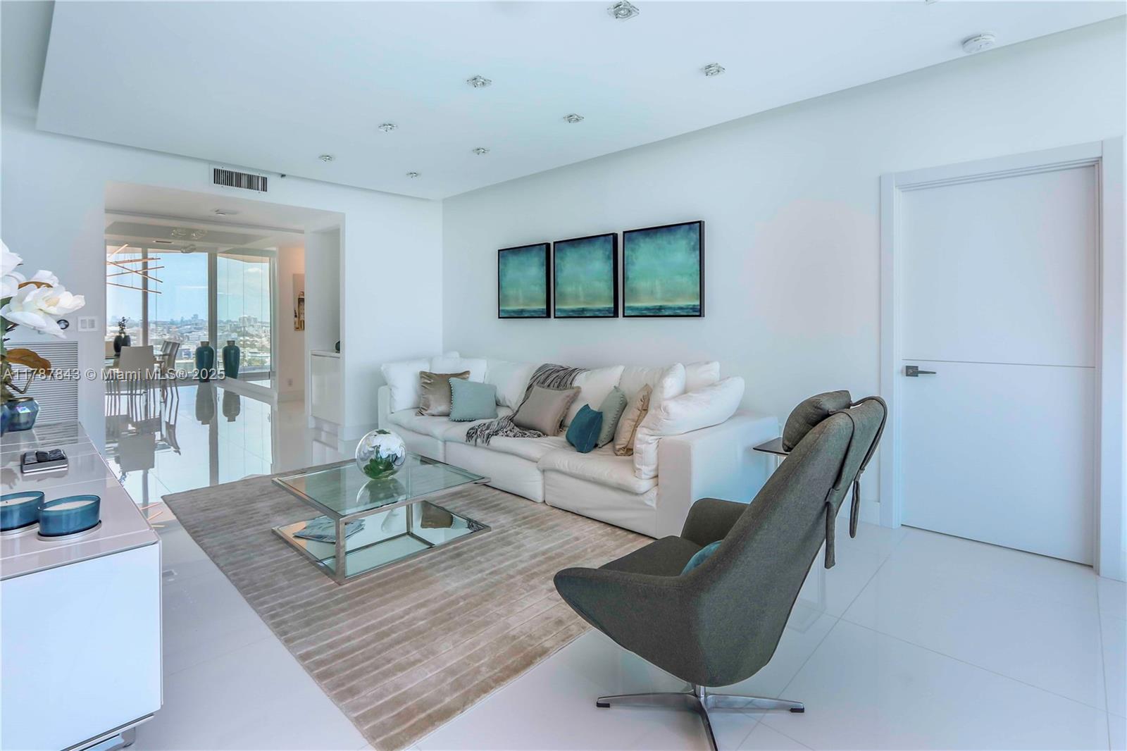 300 S Pointe Dr #2104, Miami Beach FL 33139