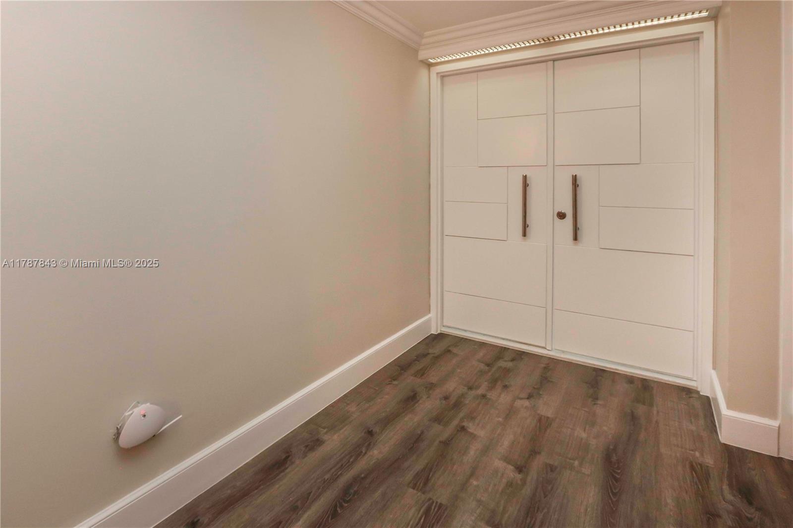 300 S Pointe Dr #2104, Miami Beach FL 33139